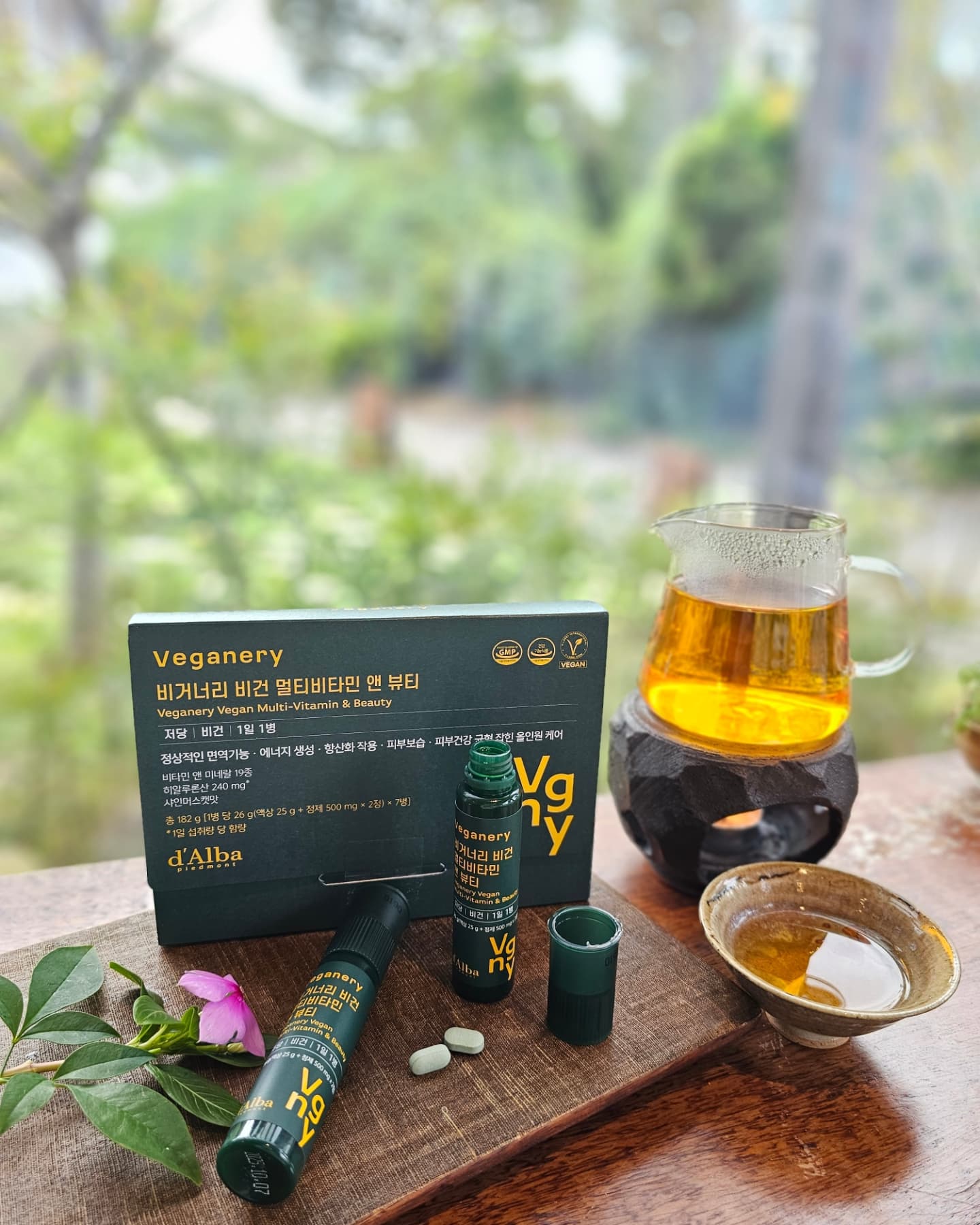 #협찬
하루 한병으로 챙기는 이너뷰티템

🤞달바 비거너리 멀티비타민🤞

👉🏻🌿💧 비타민과 이너뷰티를 한 번에 충족!!
에너지 충전과 피부 보습 관리를 동시에 케어할 수 있어요! 💪✨

👉🏻유럽산 프리미엄 원료로 만든  히알루론산 일일 섭취 최대 240mg 함유되어 자외선과 수분을 동시에 케어해줘요. 😍🍇

👉🏻샤인머스캣의 상콤달콤한 맛이 좋아 꾸준히 챙겨먹을 수 있음

👉🏻 포장도 예쁘게 되어 있어서 선물로도 추천해요! 🎁💕

👉🏻 ✈️💖휴대하기 편해서 여행갈때 비행기에서 에너지 충전 필수 아이템 추천🚀🌟

#비거너리 #veganery #달바 #비거너리멀티비타민 #비타민추천 #달바멀티비타민 #멀티비타민추천 #멀티비타민앤뷰티 #여행비타민