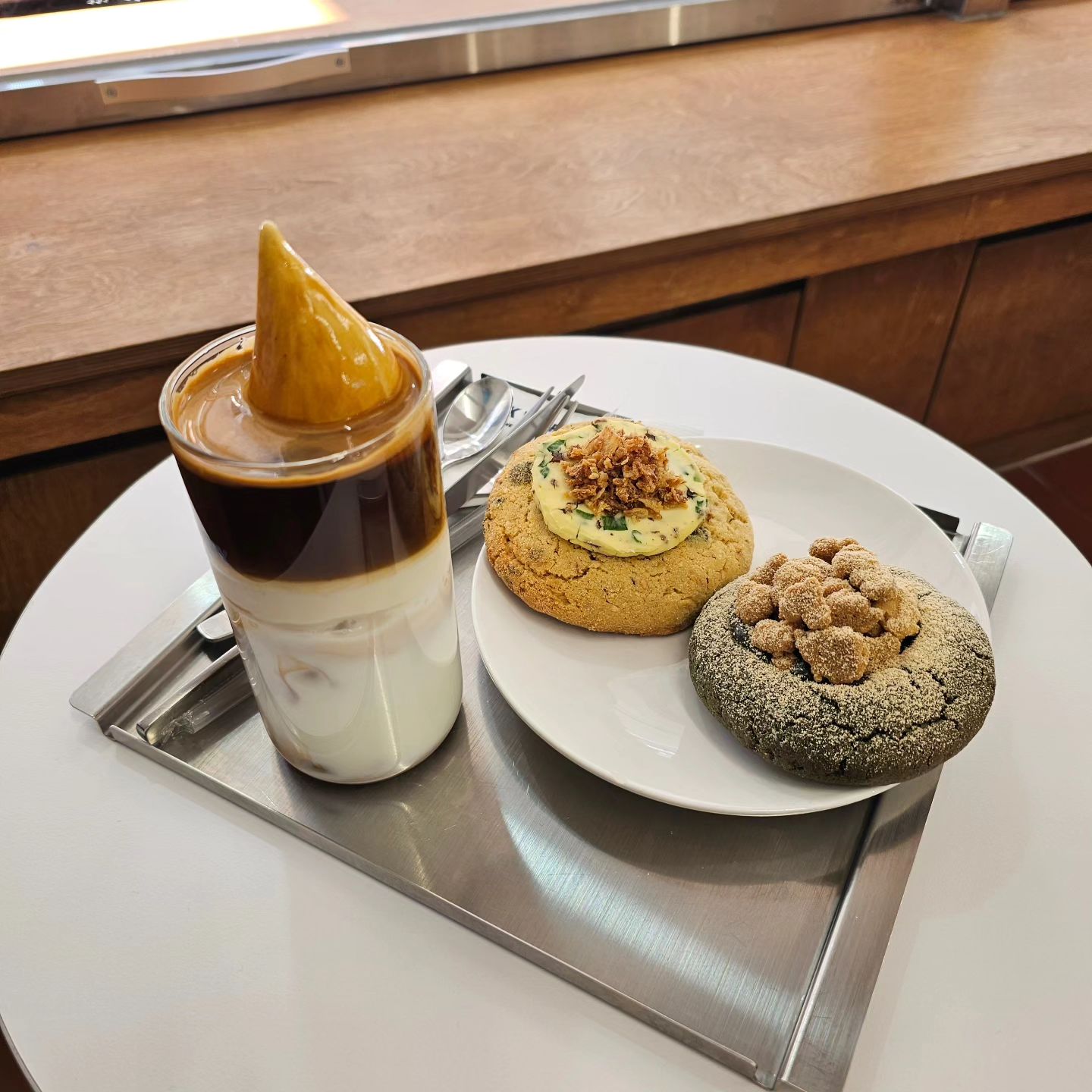 걱정은 뒤로!
백워리 처비쿠키 한입이면 근심, 걱정이 샤르륵~~
스콘과 쿠키의 중간 식감, 달지않고 고소하고 담백한 매력
#협찬 #백워리쿠키 #백워리 #backworry #송리단길맛집 #송리단길베이커리 #송리단길카페 #송리단길디저트 #송리단길디저트카페 #송리단길디저트맛집