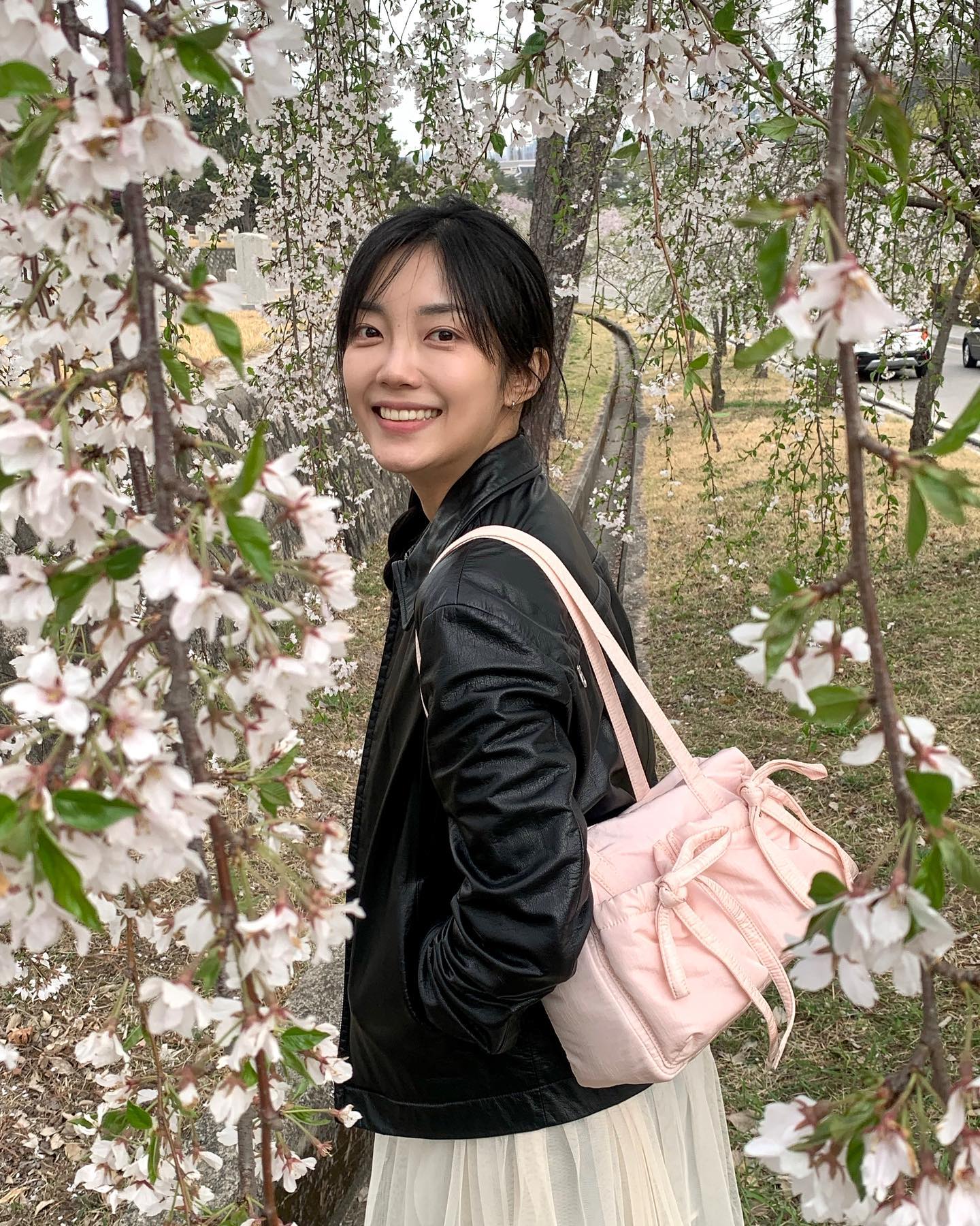 벚꽃재질인 celitails ,,,🌸
봄날의 햇살처럼 포근하고 맑은 컬러를 자랑하는 아이템이랑 꽃놀이 안가면 누구랑 가!
웨어러블한 아이템으로 여름까지 스타일링하기 완전 좋아,,,
여름까지 나랑 함께해🫧🤍
.
.
#셀리테일즈 #CELITAILS #더블리본숄더백 #숄더백추천
#ootd #봄코디 #꽃놀이룩
