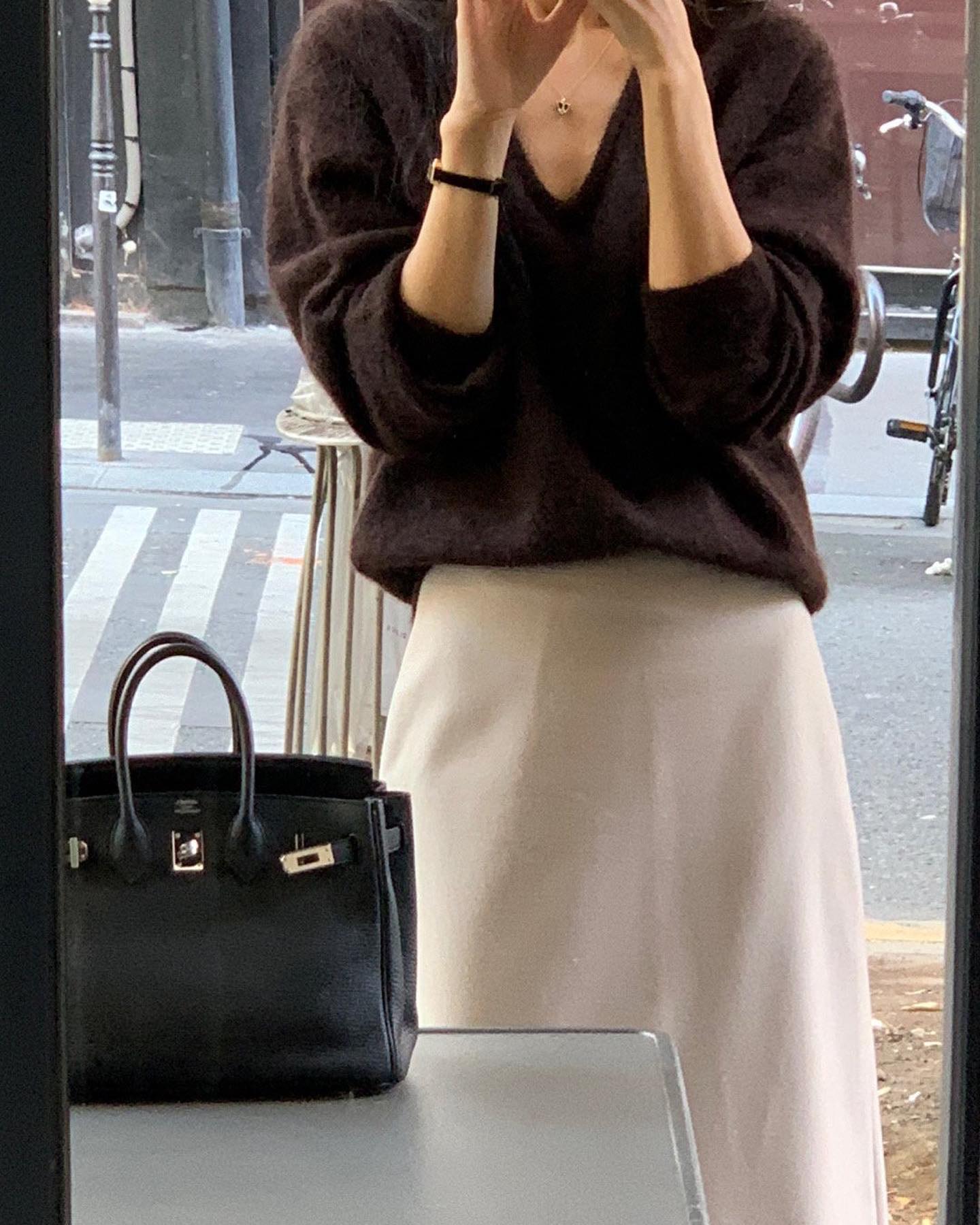 당일 배송이라 더 좋은 모헤어 니트🤍
폭딱하지만 두껍지 않아서 이너로 입기 좋구
적당한 V넥라인에 여리한 핏이라
입었을때 핏감이 아주 최고👍🏻👍🏻
몬가 데이트룩으로 딱이랄까요..ㅎㅎ

특히 니트 질감이랑 넥라인 디테일이 미쳤떠요🥰

#니트코디
#니트추천
#브이넥니트
#모헤어니트
#데이트룩