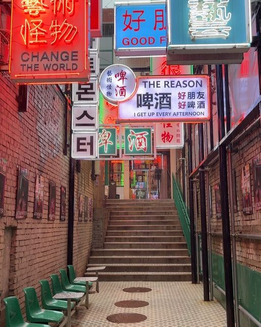 달 on Instagram: "#광고 홍콩보다 더 홍콩같은 곳이 강남에 있다? 입구를 가득 메운 휘황찬란한 네온사인에 정신을 잃을 뻔하는 걸 겨우 붙잡고 들어서면 만날 수 있는 강남의 찐 맥주맛집 #아