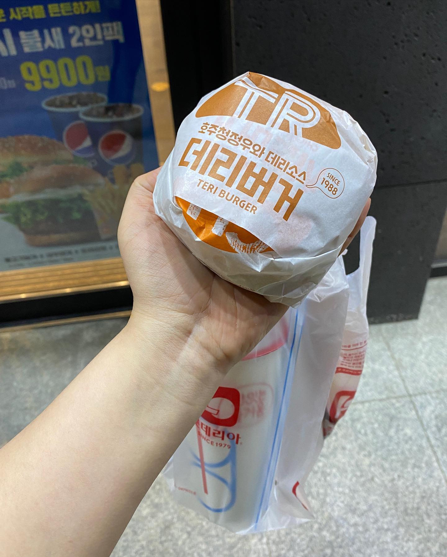 홍현희님이 일내버린 롯데리아 네고왕
햄버거 네고 진짜 기다렸는데 됬다니 ㅋㅋㅋ
네고왕보고 롯데잇츠앱에서 바로 주문!
접속하니까 쿠폰도 증정되고 완전 햄볶 ><

🔈전체 회원 혜택
롯데리아
새우버거 단품 = 2,300원 (51%)
네고왕팩(불고기 버거+치킨너겟+콜라) = 4,700원 (50%)
치즈스틱 = 1,100원 (54%)

엔제리너스
아메리카노S = 2,000원 (55%)

크리스피크림도넛 오리지널글레이즈드 하프더즌 = 4,800원 (50%)

🔈신규 회원 혜택

롯데리아
새우버거 단품 = 무료
데리버거 단품 = 무료
엔제리너스 아메리카노S = 무료
크리스피크림도넛 오리지널글레이즈드 2개 = 무료

🔈쿠폰 다운로드 기간 : 3월 16일 ~ 3월 22일
사용기한 : 4월 5일까지

#롯데GRS #롯데잇츠 #롯데잇츠앱 #네고왕 #롯데리아 #엔제리너스 #KKD #롯데리아네고왕 #엔제리너스네고왕 #KKD네고왕 #네고왕버거 #네고왕도넛 #네고왕커피 #홍현희