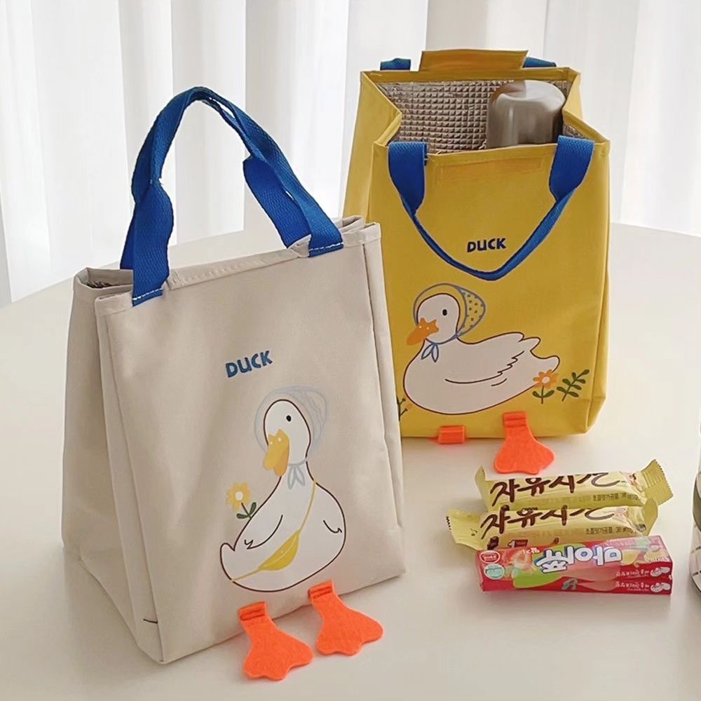 덕벨크로보냉백2개세트

 

​이렇게 귀여운 가방 본 덕 있어?🦆

옐로우 덕 보냉가방으로 귀여움 차지하자👜

우리아이 도시락, 피크닉 용으로 딱!!

뛰어난 냉,온 유지력에 귀여움까지?😍

​오리가 낳은 신선한 알 처럼 신선하게 유지해줘요~

아이스팩 또는 얼음물을 함께 넣어주면 더 시원해요!!

이물질이 흘러도 간편하게 닦으면 끝!!

무거운 아이스박스말고

가볍고 시원한 쿨러백 어떠세요?🧊

구  성 : 아이보리 + 옐로우 총 2개세트

▶소  재 : 겉감 옥스퍼드 / 안감 알루미늄

▶ 사 이 즈 : 가로 18cm * 세로 25.5cm * 폭 15cm 

▶합포장 : 최대 합배 15세트

배송2-3일

판매가: 12,000원 택배비:4,000원