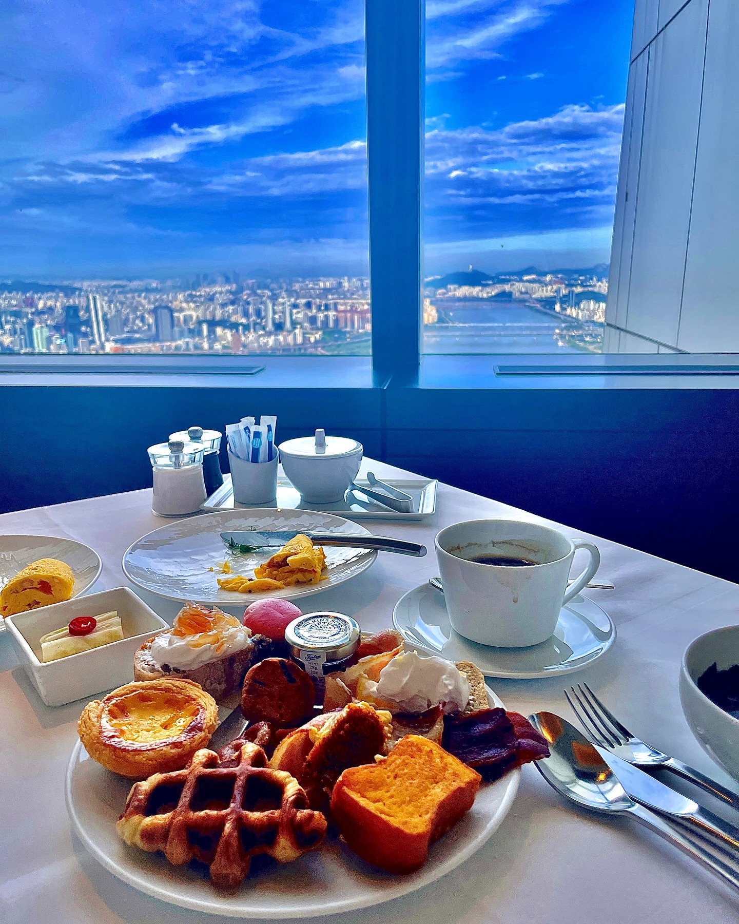 #협찬 🧈🍽️🕊️🩶 

집에서도 호텔에서 쉬는 것처럼 - 🤭🤍

글로벌 홈퍼니싱 브랜드 로라애슐리의 
헤리티지 60수 세면 타월 소개드려요.

100% 순면 60수로 
부드러운 촉감과 빠른 흡수력이 특징이고
프리미엄 코마사 원단을 사용하여
보풀이나 먼지에 자유롭다는 장점이 있어요.

로라애슐리 타올 활용하여 
손쉽게 홈스타그래머 돼보셔요 😖

#로라애슐리 #타올 #수건 #고급수건 #호텔수건 #코마사
