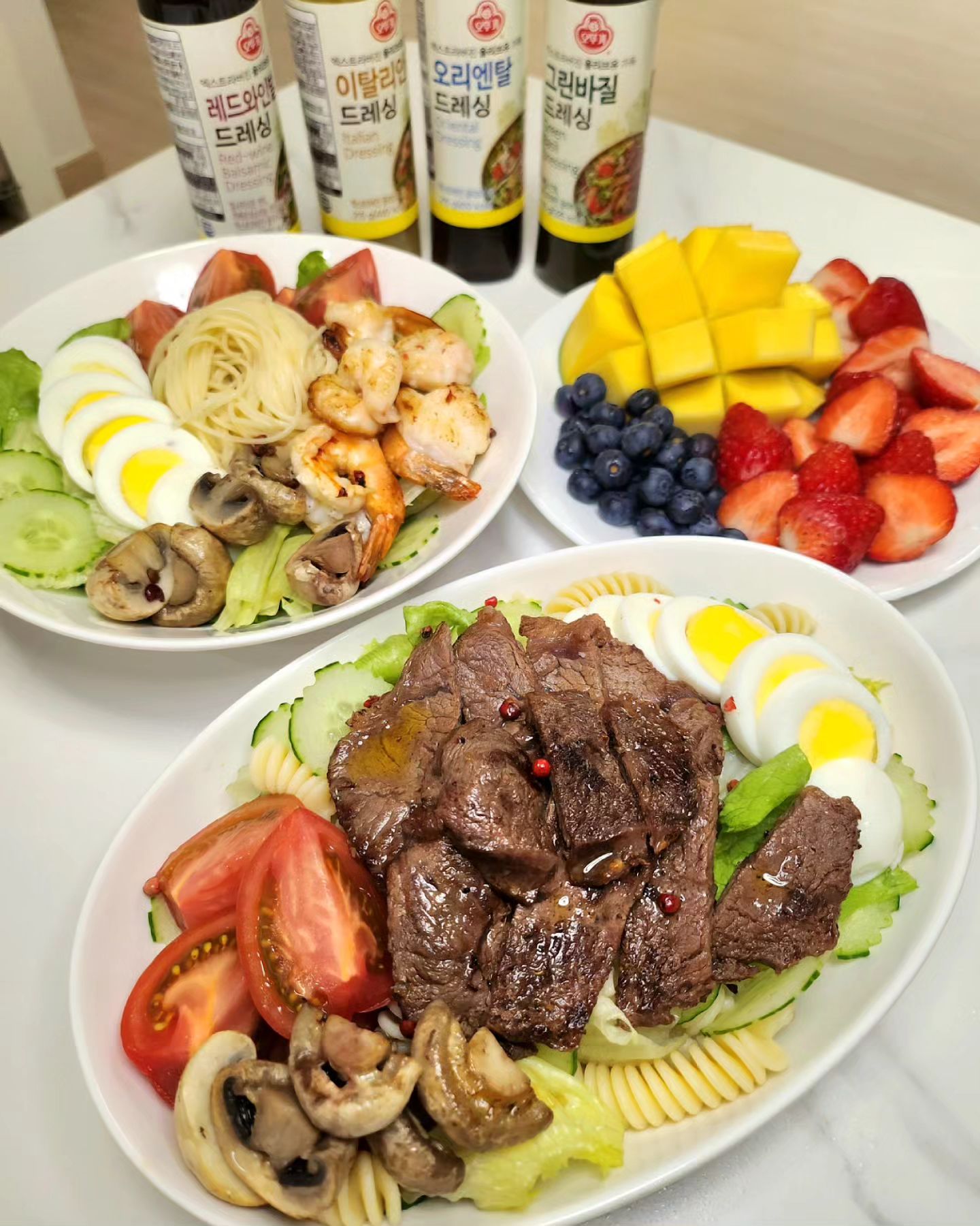 #제품협찬 #오뚜기 🥗
저희집에 안 어울리는 샐러드라 마이 놀라셨쮸?🤭

남편이 체 해가지고 죽 끓여 먹으며 골골 대고 있어서
먹을땐 간단하지만 손 많이 가는 샐러드로 대신 했어요🙄

집에서 즐기는 전문점 퀄리티의 샐러드 드레싱 맛!

엑스트라버진 올리브유가 가득 들어가서
고~급 스러운 감칠맛을 느낄 수 있어요~!!

매일 먹는 샐러드 맛이 지겨우시다면
드레싱을 바꿔보세요!👩‍🍳

같은 재료라도 다양한 드레싱으로
완전 다른 음식으로 느껴 지기도 하거든요😚

#오리엔탈_드레싱 🥗
고소한 볶음참깨로 더욱 담백하고 고소한 맛
닭가슴살 샐러드나 부드러운 연두부에도 잘 어울려요.

#레드와인발사믹_드레싱 🥗
발사믹식초의 산뜻한 향과 깊은 풍미
리코타치즈샐러드나 찹스테이크샐러드와 잘어울려요.

#이탈리안_드레싱 🥗
화이트 와인의 은은한 향과 갈릭, 식초의 깔끔&산뜻한 맛
과일 샐러드, 새우 샐러드 등에도 잘 어울려요.

#그린바질_드레싱 🥗
향긋한 생바질의 풍미가 가득한 맛
스테이크 샐러드나 파스타 샐러드에 잘 어울려요.

냉장고에 있던 이것 저것 재료 꺼내서
나름 영양소 골고루 생각한 샐러드 한 끼!😋

가볍지만 든든하고 맛있게 해결 했어요~💕

오뚜기 샐러드 드레싱 4종 구매링크
🛒https://me2.do/Gl7bMkRU
.
.
.
.
.
.
.
.
.
.
.
.
.
.
.
#드레싱#오뚜기샐러드드레싱#샐러드드레싱#드레싱추천#오리엔탈#오리엔탈드레싱#레드와인발사믹#발사믹#이탈리안#그린바질#이탈리안드레싱#그린바질드레싱#바질드레싱#리코타치즈샐러드#스테이크샐러드#파스타샐러드#우먼테이블#집밥#홈쿡#저녁밥상