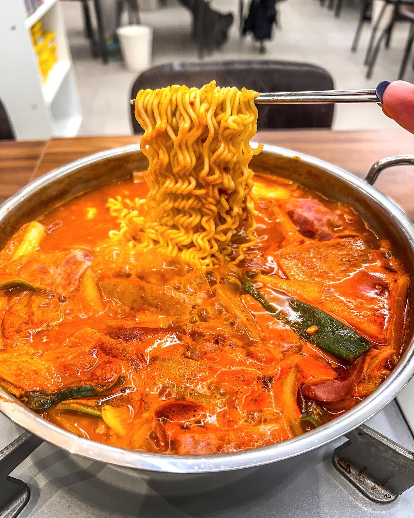 #협찬 #혼술맛집 #혼밥맛집
.
방이시장 인근 오픈한 신규 맛집. 방이부대‼️
인테리어 깔끔하고. 내부 테이블 간격도 넓직넓직
안쪽에 단체 룸도 있어 단체석 예약도 가능하구요
방이부대만의 시그니처! 부대찌게 1인분도 쌉가능요 👍👍
.
사장님 주문할께요~~!!
부대찌게 1인분 + 햄소세지사리 + 라면사리 + 처음처럼이요!!
.
부대찌게에 엄청 뽀얀 육수가 눈에 띄어 여쭤보니
한우사골 소뼈를 30시간 우려 만들어낸 육수라 하더라구요 
사장님이 우려낸 뽀얀 국물에 
김치, 햄/소세지, 넓적당면, 다짐육, 베이크드빈, 조랭이떡, 치즈가 들어있구요
전 햄소세지 사리를 추가해서 더 푸짐한 부대로 완성 🙈🙈🙈
.
라면은 다 넣으면 너무 많을거 같아 
반절만 투척하기로하고 바글바글 끓여줍니다. 
.
사이드로주신 열무+콩나물+김치전도 
어머니 손맛처럼 너무 맛깔나서 깜놀했는데 
셀프코너에서 무제한 가져다 먹을수 있어 너무 좋더라구요
.
정성드린 육수라 그런지 국물은 너무 꼬소했고
염도도 맵기도 너무 적당. 깔끔한 육수맛에 
소주가 아주그냥 술술술 들어가는게 함정입니다. 
.
혼밥맛집. 아니 혼술맛집 방이부대 엄지척이에요!!
.
.
<방이부대 👉 budaejjigae2023 >
- 서울 송파구 오금로19길 16 1층 101호
- TEL : 02-415-3338
- TIME : 11:00 - 21:00
- 부대찌게 1인분 : 10,000원
- 햄소세지사리 : 5,000원
- 라면사리 : 1,000원
- 소주 : 5,000원
.
.
#부대찌게 #부대찌개 #방이동부대찌개 #방이동점심 #방이동혼밥 #방이동찌개 #방이동김치찌개 #송파부대찌개 #방이동점심 #방이동맛집 #송파맛집 #송리단길 #송리단길맛집 #방이부대 #부대찌개맛집 #방이동밥집 #방이동술집 #방이맛집 #방이동혼술 #방이시장맛집 

#디너의여왕