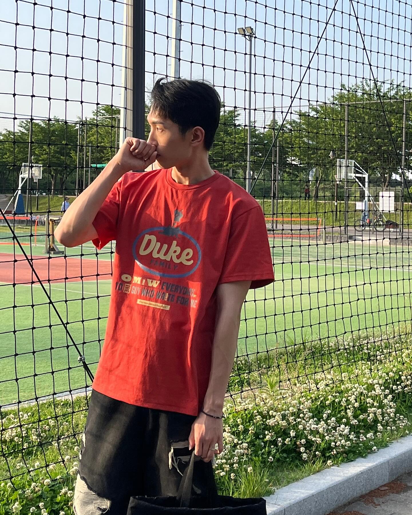 #협찬 🌅🦢어디쯤에 

봄과 여름 그 사이 어디쯤,
노을 빛을 담은 듯한 캐주얼미 넘치는 이 티셔츠는
#캑터스도넛마켓 에서 확인 가능합니다:)! 😋🍩

#캐주얼 #캐주얼룩 #남자코디 #남자여름코디 #남자봄코디 #남자패션 #패션계정 #피팅모델 #쇼핑몰모델