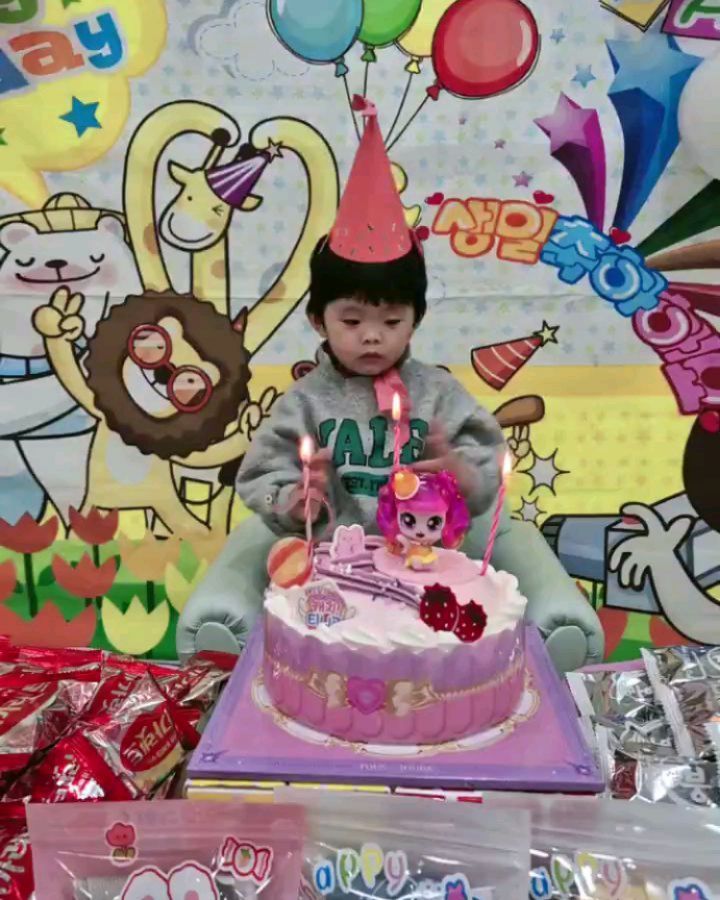 한달!늦었지만~아들 어린이집 생일파티♡
아들 어린이집은 생일잔치를 두달에 한번씩 친구들 생일을 같이 하다..보니~한달늦은 얼집 생일파티 🥳 🎉 🎈 🎂 
노래도 잘 따라하고 후~~~~하는걸 좋아하는 아들
저 동영상 찍는게 참 힘드셨다고..자꾸불어서 꺼버렸다는...
🫢🫢🫢
집에선  가족들과 함께🥰🥰
친구들한테 받은 생일선물♡♡ 
집에서 언박싱하며 신났다네~~
건강하게 자랐으면 좋겠어🥰🥰
다들 아이 두돌 생파에 무슨 선물을 사주셨을까요~?🤔

#아들맘#아들스타그램 #선팔하면맞팔 #얼집생파#아들생일#집스타그램 #생일선물#신나