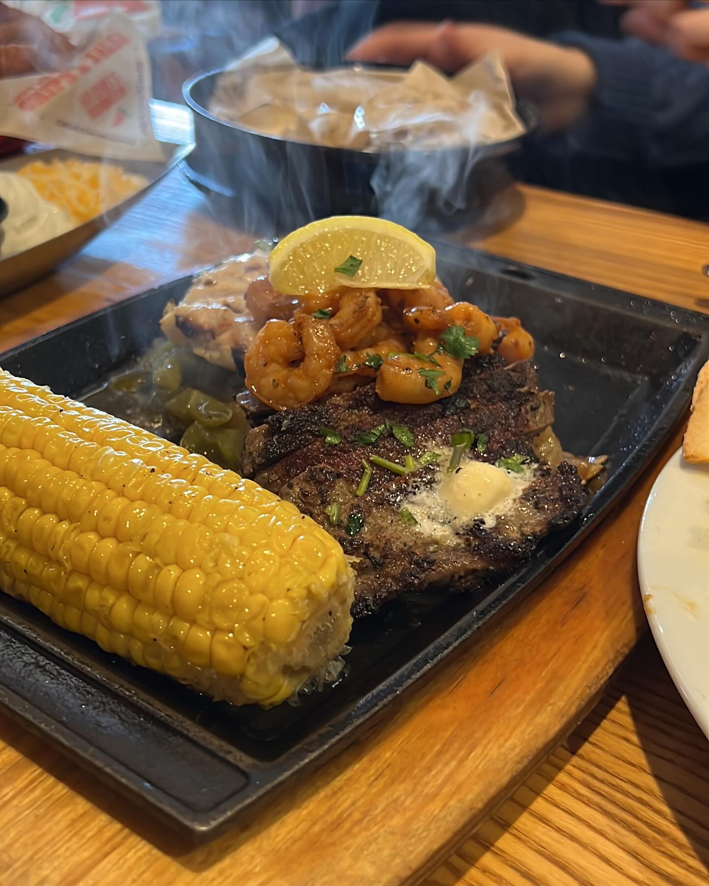 🍽️🥗🌮
_
언제 가도 평화로운 #chilis🌶 
샐러드는 코끼리 양만큼 나오고,
파히타는 또띠아 2개만 먹어도 배부름🤰🏻
_
에스코트 해주는 뉴지바리씨(newjii_) 땡큐♥*+•.
…………………………………………………………………………
📍 오산에어베이스 K-55 내 위치
🍴 퀘사디아 익스플로전 샐러드, 파히타(+어니언링,옥수수)
⏰ Sun-Thur 10:30~22:00 / Fri-Sat 10:30~23:00
…………………………………………………………………………
#송탄미군부대맛집 #송탄맛집 #K55맛집 #칠리스
