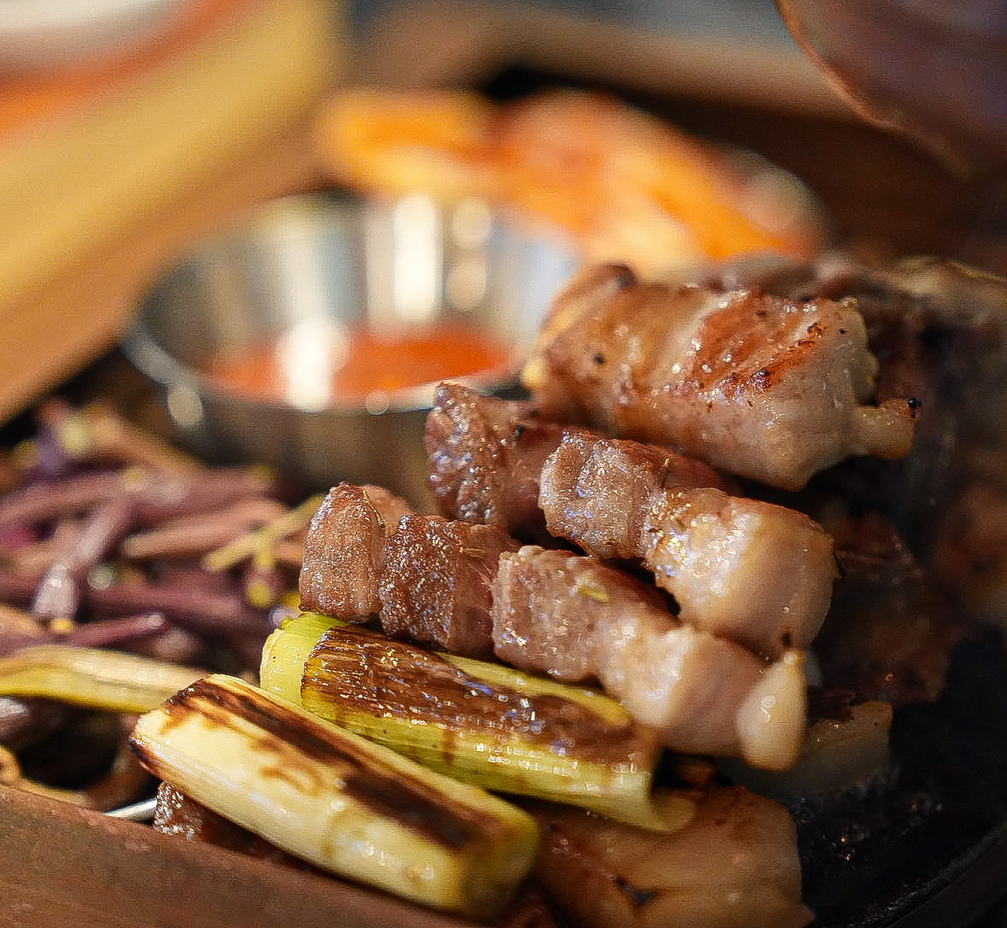 🌟 제주옥탑 반여점에서 즐기는 제주 흑돼지의 참맛! 🌟

📍 위치: 부산 해운대구 반여동 1308-7

이번에 방문한 제주옥탑 반여점! 🐷 흑돼지 전문점으로 고기 육즙과 풍미가 정말 최고였어요. 직원분들이 직접 고기를 구워주셔서 더욱 편하게 즐길 수 있었답니다. 특히, 소금과 와사비, 그리고 제주 멜젓에 찍어 먹는 흑돼지 삼겹살은 정말 별미였어요.

✔️ 추천 메뉴:

	•	흑돼지 삼겹살: 쫄깃한 식감과 풍부한 육즙이 일품!
	•	명란 계란찜: 부드럽고 고소한 맛이 일품!
	•	흑돼지 김치찌개: 느끼함을 잡아주는 깔끔한 맛!

또한 인테리어도 아기자기해서 식사하는 동안 기분이 더욱 좋았어요. 🍽️ 고기와 잘 어울리는 반찬들도 다양하게 준비되어 있어 함께 즐기기 좋습니다.

친구, 가족들과 함께하는 외식 장소로 강력 추천드려요. 다음에 또 방문할 예정입니다! 💖

#제주옥탑 #반여동맛집 #흑돼지 #부산고기집 #제주흑돼지 #가족외식 #해운대맛집