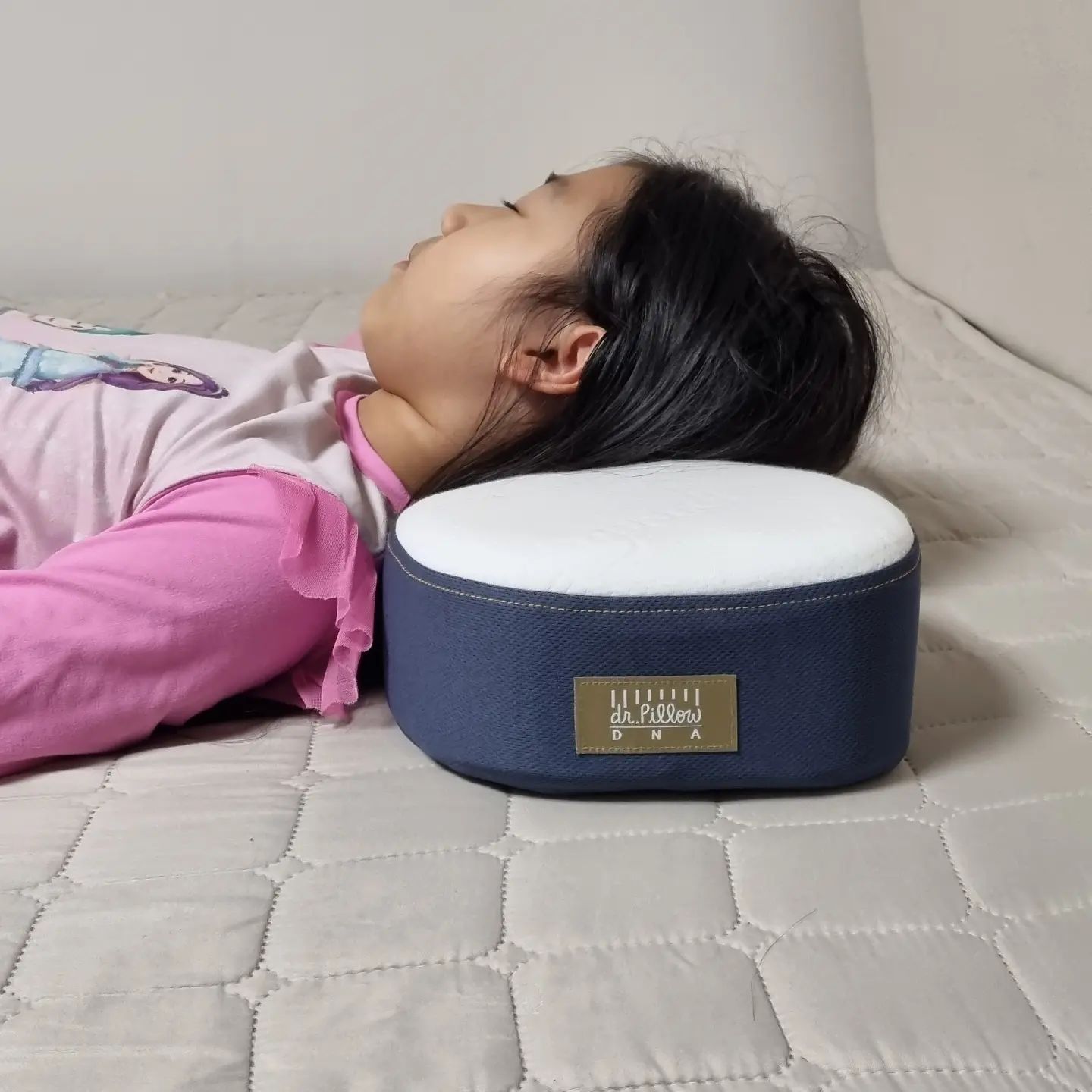 #협찬 

#베개 사용할 때마다 조금만 불편하면 피로가 쌓여요.
아이가 쓰는 베개, 성인이 쓰는 베개도 중요함을 느끼는데요..
제가 아이에게 선물한 베개 #경추베개 추천 

의사가 직접 만들고 설계한 #씨가드 #닥터필로 랍니다.

세상에 없던 단 하난의 3중구조로 개발되어 C커브 유지기능과 편안함을 느낄 수 있어
숙면을 취하는데 도움이 되고요.

높이조절 패드가 있어서 나에게 편하 높이 조절이 가능해요."

친환경 오가닉코튼 커버를 사용하니 쾌적한 감촉과 수분흡수가 잘되어
진드기 유해세균을 차단시켜 준답니다.

예민한 첫찌가 베어보고 반해서 아빠 선물로 준비한 걸 자기꺼라고
챙겨가버린 상황!!!

아이에게도 잘 맞고 너무 편안해보이죠?

구매를 원하신다면 초록창에 '씨가드 닥터필로 ' 를 검색하면 구매할 수 있어요.

우리 가족의 꿀잠을 위해서 필요한 #메모리폼베개
바른자세를 가지고 적절한 높이를 유지해주는 닥터필로로 준비하고
모두 편안한 숙면 취하세요.
.
drohbros
.
#베게 #배개 #배게 #베개추천 #꿀잠 #C커브유지 #바른자세
 #씨가드 #CGUARD #숙면 #수면 #잠 #메모리폼베개 #기능성베개