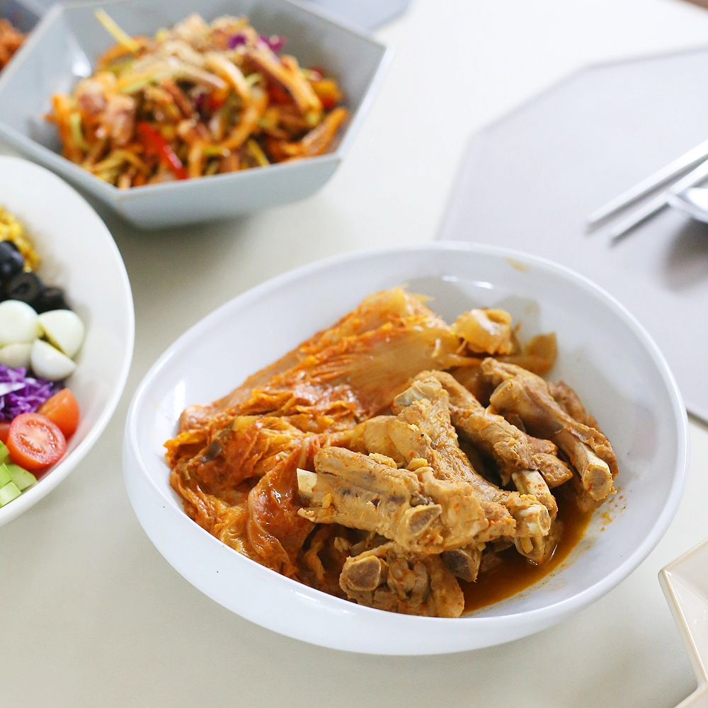 #광고 by #LG전자 lgelectronics_kr

주말에 집에 귀한 손님이 오셨어요.
오랜만에 손님 초대상을 차리는 거라 메뉴 선정 고민이 많았는데, 준비한 모든 메뉴 다 맛있게 먹었다며 이야기 해주니 어찌나 뿌듯하던지~!

그 중에서도 잘 익은 묵은지를 넣고 끓인 #등갈비김치찜 은 단연 인기만점이었는데요, 조리법은 쉽지만 김치 맛이 결정하기에 정말 중요해요.

저는 다행히 1년동안 #LG디오스오브제컬렉션김치톡톡 에서 잘 익은 김치로 훌륭한 맛을 낼 수 있었답니다. 그래서 제가 가장 애정하는 메뉴이기도 해요 🤭

📌김치톡톡을 활용한 저만의 달래장 레시피를 간단히 소개해 드릴게요
싱싱한 달래뿌리 6개 기준에 간장5, 고춧가루1, 다진 마늘1, 참기름1, 설탕or꿀1, 통깨1(밥숟가락 계량)
잘 섞어주기만 하면 OK!

📌미리 만들어두지 마시고, 밥 위에 올려서 드실 때 섞어서 드시면 달래향을 보다 진하게 느낄 수 있어요

📌지금 LG전자 공식 네이버 포스트에서 김치톡톡 미식 챌린지 이벤트가 진행중인 거 알고 계셨나요?
저처럼 김치톡톡을 활용한 나만의 레시피를 공유하면 참여만 해도 선착순 100명 대상으로 스타벅스 아메리카노를 받을 수 있어요. 

📌특히 우수 레시피 공유자 1명에게는 LG 디오스 오브제컬렉션 김치톡톡 경품이 제공된다고 하니, 이번 기회에 김치톡톡으로 갈아타고 싶으신 분들은 빠른 응모 필수!
이벤트는 LG 전자 인스타그램의 프로필 링크에서 자세히 볼 수 있어요~
저도 욕심에 LG 디오스 오브제컬렉션 김치톡톡에 보관된 식재료로 도전 해보려구요~ 인친님들도 함께해요~

*제품 성능 및 자사 시험치에 대한 상세 내용은 LGE.COM 홈페이지 참조

*LG전자 제품 구매 시 공식 홈페이지(LGE.COM), 온라인 인증점 및 오프라인 공식 판매처를 확인하세요.
#LG #LG전자 #LG가전 #LG디오스오브제컬렉션김치톡톡 #LG김치톡톡 #LG김치냉장고 #김치톡톡 #오브제컬렉션김치냉장고 #엘지김치냉장고 #김치냉장고 #미식전문보관 #김치톡톡미식챌린지 #김톡챌