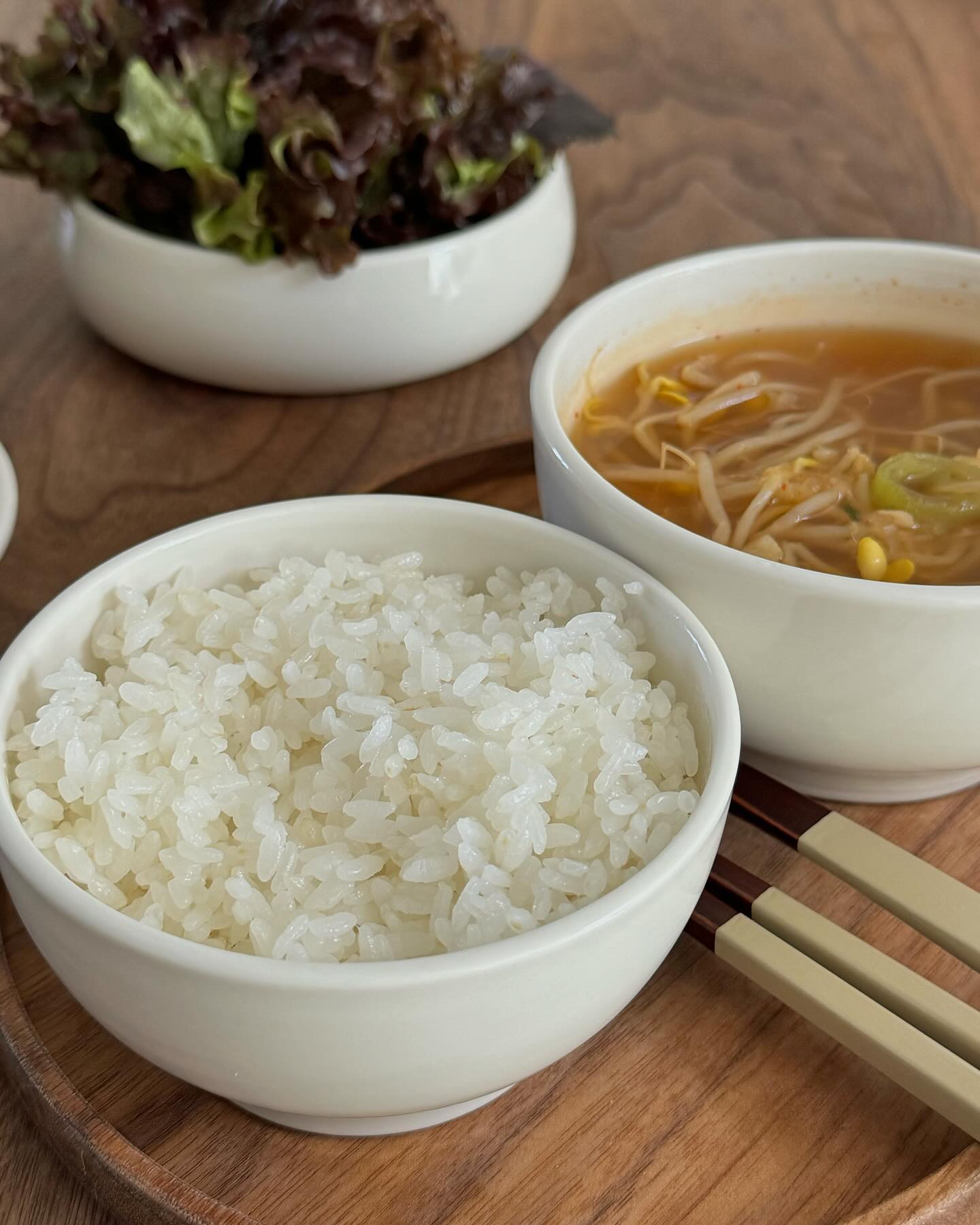 가정식의 집밥 

현미가 몸에좋은건 알지만 흰밥이 땡기는 날이 꼭 있어요 🍚
배송조차도 정성가득한 #97년생농부 님네 백미궁합미로 흰쌀밥 지어 
고추장 양념된 고기듬뿍 넣고 쌈싸먹으면 얼마나 맛있게요 🥰

#딸부자네불백 구워 콩나물 해장국이랑 함께 간단히 차려본 한상 
컬리에 딸부자네불백이 있길래 반가운 마음게 사봤는데 반찬없을때 먹기 좋더라구요 , 10년도 더 전에 신사가로수길에서 회사다니던 시절 참 많이 먹었던 그맛 그대로네요ㅎ 

차린건 없지반 오늘도 든든했던 가정식네 한상 🤍

#딸부자네불백 #마켓컬리추천상품 #97년생농부 #쌀추천 #버미큘라 #집밥스타그램 #집밥