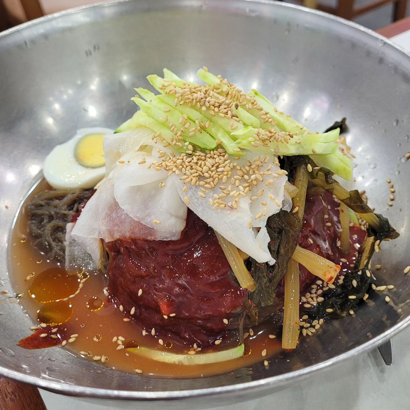 겨울에 먹는 냉면 왤케 맛있쥬..? 진정 얼죽아 🤣

닭칼국수 집까지 와서 냉면먹었는데,
양에 놀라고 맛에 놀라고 가성비 미쳤슈~
양이 너무 많아서 거의 3인분인줄 알았슈.

닭탈국수도 칼칼담백하니 맛나더라고요!!

#명동칼국수 #부평맛집 #먹팔해요