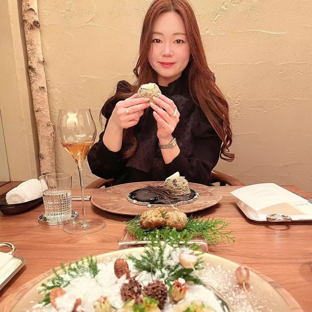 大好きなフジヤさん シーズンごとにお伺いさせてもらってて冬のお料理も毎年楽しみ ⠀器の上に積もった雪をかきわけるようなプレゼンテーションがあったり、熊肉や白子、クエなど冬の食材を頂きながらフジヤさんが大切にしている季節への理解がより一層深まる体験が出来る素敵なレストラン