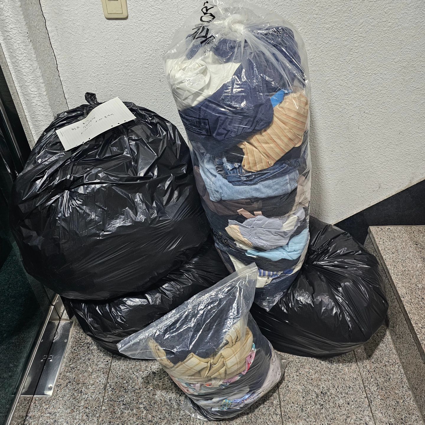 직장맘이라 정리해야지 정리해야지 하다가 드뎌 저도 헌옷,신발등등 헌옷총각에서 정리했어요
집은 좁은데 저리 많이 나왔다니 저도 넘 놀랬네요
비대면으로 할수 있어서 넘 좋더라구요~
진즉했더라면 kg당 100원 더 받을수 있었는데 ^^;
이제 여름도 올테니 한번 더 정리 하려고요