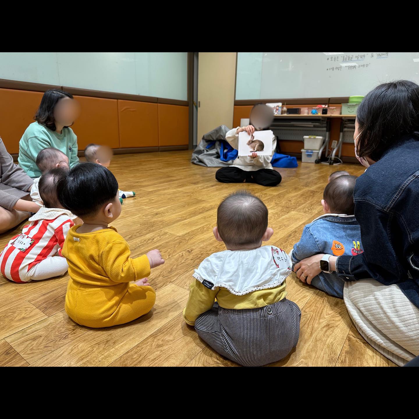 👶🏻 인생174일차 : 밥을지어요 문센& 유주네

수호빠 출근하고 나면 낮잠1을 들어가요. 자고 일어나서 
밥 먹이고 놀아주다 보면 금새 문화센터 가는시간... 
문센가는날은 너무 바빠😅

쌀이랑 완두콩이랑 만져도 보고 채에도 걸러보고 
밥솥도 안치고~ 장난친다고 머리 위에 쌀알 몇 개 올려봤는데 
몇가닥없는 머리카락 사이에 쏙 보여서 너무 귀엽더라구요

문센끝나고는 유주네집 놀러가서 공동육아까지~ 
하루일정 완벽하다 완벽해!! 금손언니들이 김밥도 
말아줬어요(〃´𓎟`〃) JMT🤍