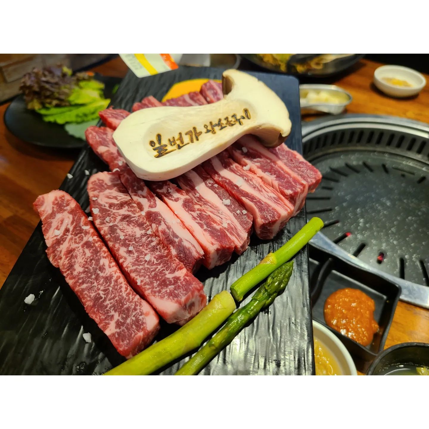 #협찬 창원맛집 #일번가왕소금구이

오늘 소개 드릴 맛집은 
창원 상남동에 위치한 고기맛집 
일번가왕소금구이 입니다😊

일번가왕소금구이는 원래 삼겹살과 
목살맛집으로 소문이 난 곳인데 
저희는 이날 소고기가 땡겨서 
한우 갈비살을 주문했어요🙈

고기를 주문하고나니 다양한 야채들과 
밑반찬, 소스 등을 세팅해 주셨고 
조개탕도 서비스로 제공해주셨어요🙊
조개탕이 서비스 치고 정말 얼큰하고 
감칠맛 나는게 맛있더라구요😋

조개탕으로 입맛을 돋구고 있다보니 
주문한 갈비살이 나왔어요👏
갈비살 색깔이 너무 좋아서 
생고기로 먹어도 맛있겠다는 생각이 들었어요🤭

고기는 직원분께서 직접 구워주셨고 
잘 익은 고기와 함께 구운 야채를
소스에 찍어서 접시에 올려 주시더라구요 
맛도 너무 좋았는데 정말 편하게 먹을 수 있어서
두배로 좋았어요💯

고기를 먹다보니 밥이 땡겨서 
차돌된장찌개와 밥도 추가로 주문했어요😆
차돌된장찌개는 고기와 야채가 아주 듬뿍 들어있어 
정말 밥도둑이더구요 꼭 한번 드셔보세요👍

일번가왕소금구이는 개별룸이 있어 
조용한 분위기로 식사를 즐길 수도 있고 
가게가 워낙 크기때문에 
단체 회식 장소로도 훌륭한 식당이에요👏

또 셀프바가 운영되고있어 
먹고싶은 야채나 밑반찬을 
자유롭게 먹을 수 있어서 아주 좋더라구요☺️

상남동에서 단체회식 하시거나
맛있는 고기 드시고 싶으신 분들께
육즙 끝판왕 일번가왕소금구이 강추드릴게용🙇‍♂️

#창원맛집 #창원고기집 #상남동고기집 #상남동맛집 #창원회식 #상남동회식 #상남동룸 #독립적 #먹스타그램🍴