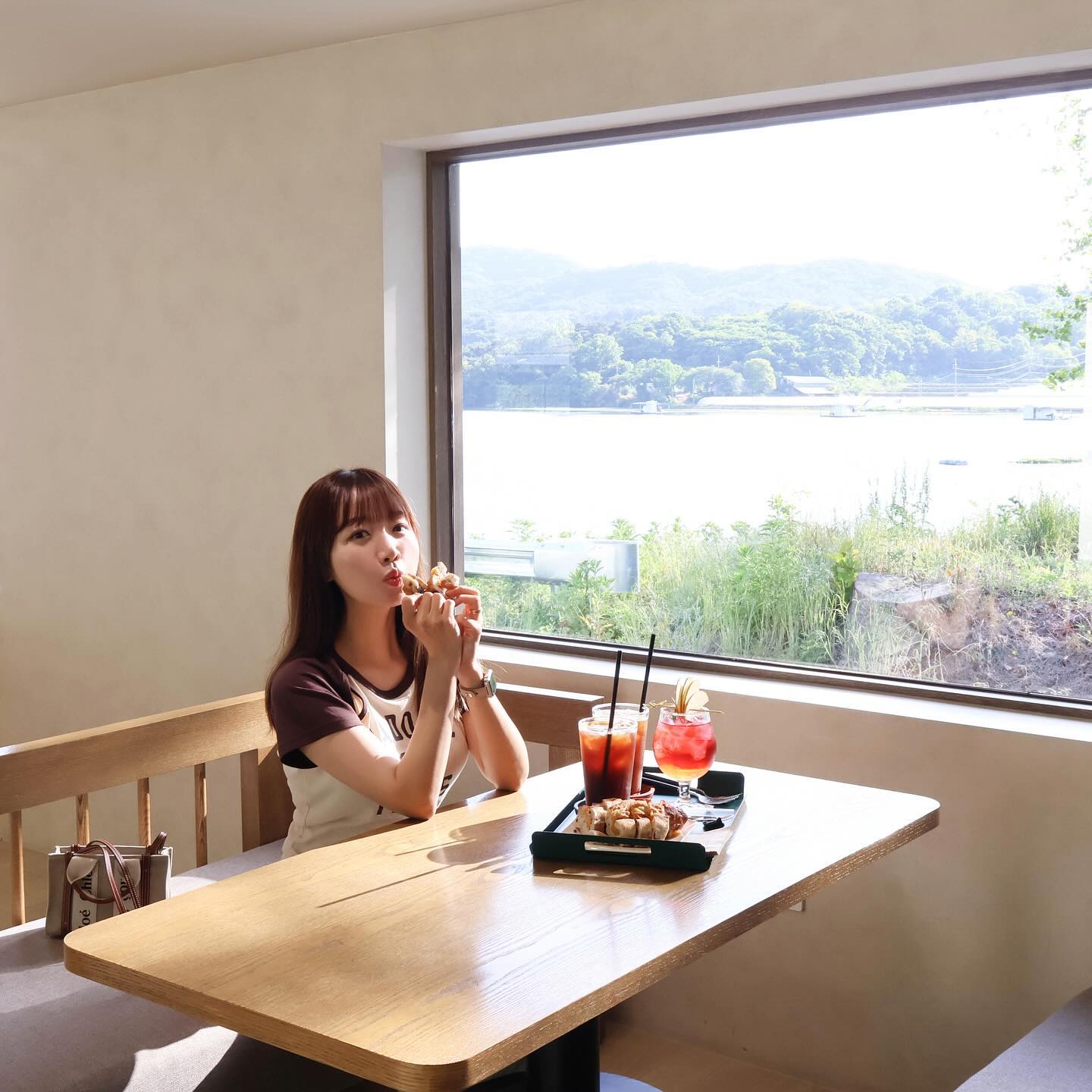 간만에 미르엄마도 🧡

#서산카페 #카페둔리
#서산가볼만한곳 #수덕사카페
#구공카페 #서산여행 #겸뚜in서산