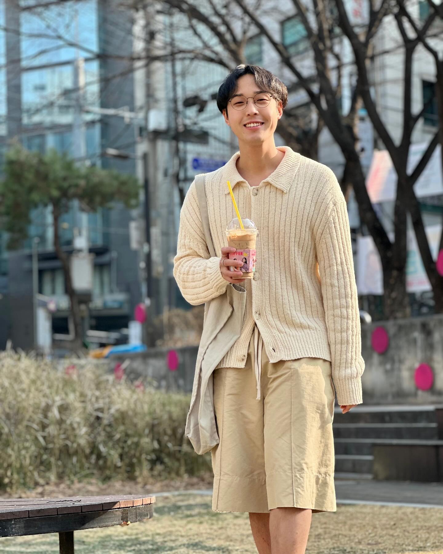 #광고 좋은 아침입니다🫶🏻
-
mergo__official kkst.official 
부클 버튼 카라 가디건

📌 3게이지 4합의 내추럴한 부클 원사를
스트라이프로 편직하여 현대적으로 재해석한 가디건입니다.

자연스럽게 드롭되는 숄더라인과
레이어링에 적합한 기장감으로
메르고만의 완벽한 실루엣을 연출합니다.

컬러감도 핏도 이쁜 가디건✨
.
.
.
#메르고 #kkst #가디건 #가디건추천 #이에이 #스튜디오니콜슨 #남자코디 #봄코디 #패션계정 #패션계정맞팔 #협찬문의 #협찬디엠