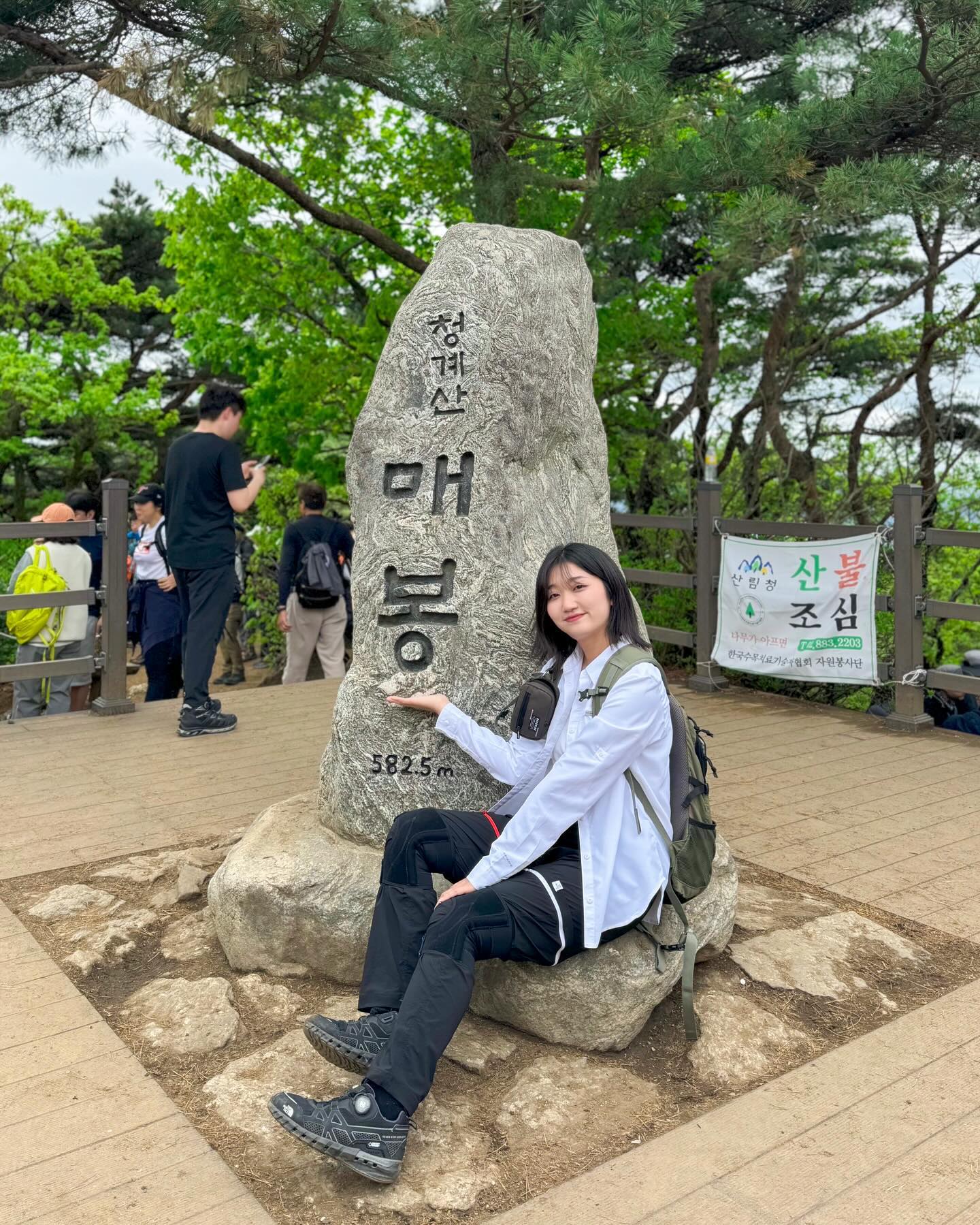 틀린 그림 찾기😜

2023. 4. 21. 그리고 2024. 4. 21.
1년 전 그날과 똑같은 옷을 입고, 똑같은 가방을 메고, 똑같은 멤버들과 다함께 또 한번 청계산에 올랐습니다😆 똑같은 장소에서 똑같은 포즈로 찍어봤는데! 어떻게,, 1년 동안 달라진 점이 보이시나요?🫣

그래도 올해는 작년엔 못 봤던 죽도화(겹황매화)와 함께 사진도 찍고, 작년엔 못 찍었던 매바위 포토스팟에서 멋진 사진도 남겼답니다! 마무리는 역시 작년과 똑같은 닭볶음탕❤️ 청계산 다섯 번째인데 벌써 세 번째 같은 닭볶음탕이에요😆 정보는 아래에!

-
⛰️ 청계산
📍 원터골입구 ~ 옥녀봉 ~ 매봉 ~ 원터골입구
🕖 4시간
🚻 깨끗! 등산로 초입 추천

-
🍚 부안애서(buanaes )
📍 서울 서초구 청계산로 223
🌟 1년 전에도, 올해도 먹은 닭볶음탕과 돌갈비🌟
⁉️ 마지막 사진은 과연 1년 전 사진일까요? 올해 사진일까요?🫣

-
👕 columbia_kr 
👖 kitravel_kr kitravel_official 
🥾 thenorthface_kr 
👛 recore.kr 
키트래블 바지 드디어 개시💛❤️ 절개 부분 지퍼 색깔이 너무 예뻐서 일부러 보이게 접고 다녔어요^_____^ㅎㅎ

-
#달달_등산 #달달_청계산 #청계산 #bac100