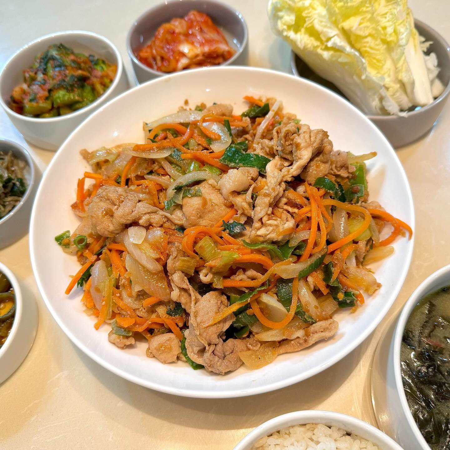 #협찬 #마이셰프 #하남돼지집 #돼지불백

부드럽고 달콤한 돼지불고기❣️

믿고 먹는 밀키트 마이셰프와 하남돼지집의
콜라보로 출시된 돼지불백을 맛보게 되었다

돼지고기, 양념소스, 채소까지 깔끔하게 포장돼서
고기를 살짝 재운 후 팬에 넣고 둘둘 볶으면 완성!

고기가 아주 얇아서 부드러운 편이면서 잡내없고
엄~청 달달한 단짠의 맛이어서
아이들도 좋아할 맛이었다

채소가 상당히 넉넉해서 좋았고
내입엔 소스를 다 넣지 않아도 단맛이 강해서 
청양고추와 고춧가루를 살짝 더하니 괜찮았고
쌈을 같이 싸먹으니 완전 밥도둑!

아이부터 어른까지 
달달한 맛을 좋아한다면 간편하게 즐길만한
마이셰프 X 하남돼지집의 돼지불백!
.
.
.
.
.
mychef_official 
#돼지불고기 #제육볶음 #밥반찬 #아이반찬