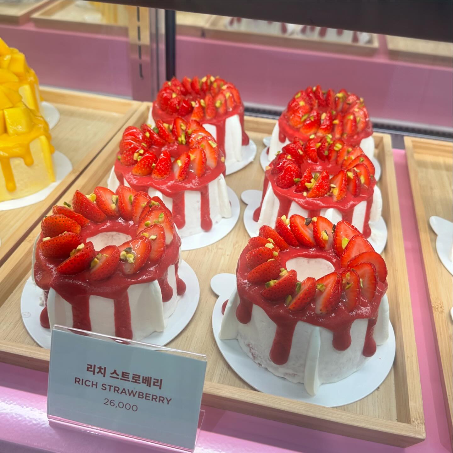#협찬 
🎂케이크와 휘낭시에가 맛있는 더현대 팝업 마사비스에 다녀왔어요❤️
📍마사비스 더현대 팝업스토어
- 더현대 서울 B1 마사비스
- 2024년 10월 14일~2024년 12월 31일

🍰🧁🎂
- 일본 도쿄에서 직접온 파티쉐가 인공적인 첨가물은 사용하지 않고 계란 흰자만으로 만들어 최고의 부드러움과 국내산 쌀가루로 ‘폭신폭신 쫄깃쫄깃한 식감’을 느낄 수 있는 쉬폰케이크🍰
- MERCER 생크림은 입안에서 사르르 녹는 부드러움을 느낄 수 있으며, 단맛을 줄인 휘핑크림은 쉬폰케이크의 맛을 한층 업❗️

#마사비스 #쉬폰케이크 #연말선물 #쉬폰케이크맛집 #딸기초코케이크 #케이크맛집 #일본디저트 #디저트선물 #mercerbis #디저트케이크 #연말케이크 #휘낭시에 #구움과자 #더현대서울팝업 #더현대여의도팝업 #더현대서울 #더현대서울10월팝업 #더현대서울맛집