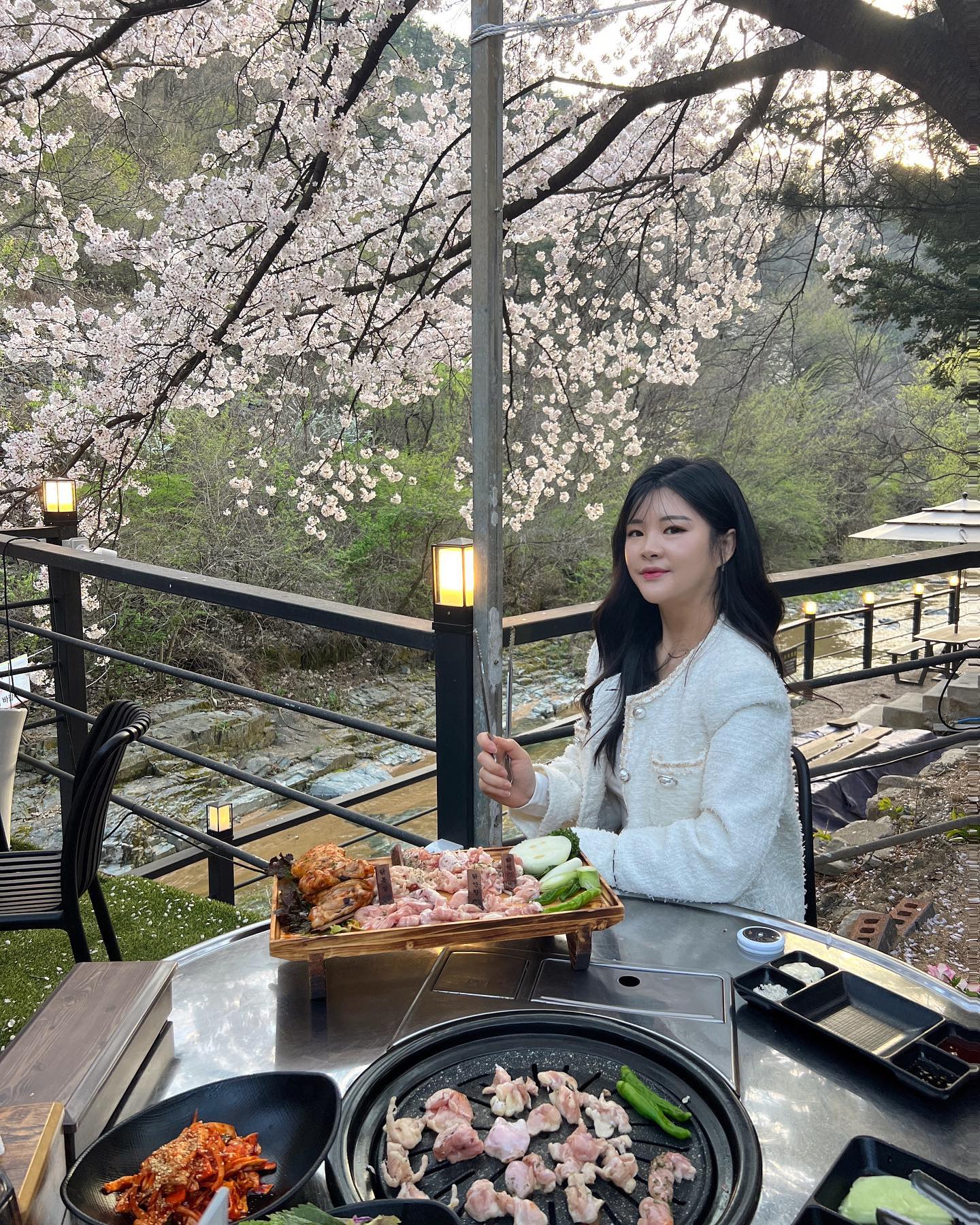 노상러버의 계절 ෆ 
벚꽃뷰라 더 행복했ㄷ ㅏ!
올해도 부지런히 야장 즐겨보자고~

#대구노상맛집
#대구뷰맛집
