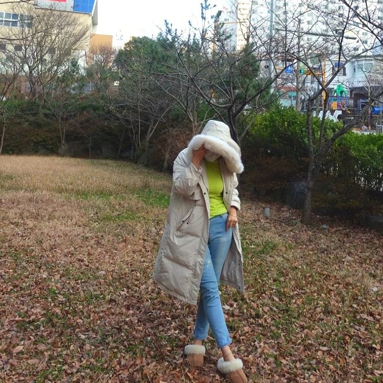 요즘 교복처럼 

너무나 편하게 잘 입고 다니는

오버사이즈 후드 롱패딩 가지고 와봤어요

​

어떤 옷에도 잘 어울리고 

일단 가볍고 따뜻하니까 

손이 정말 많이 가더라고요. 

​

내가 입어보니 너무 좋아서

친한 친구에게도 신년 선물한다고 

주문해 보았는데 역시

 아주 마음에 들어 하더군요.

장갑을 착용하고 입어도 

편하게 입을 수 있도록 

호주머니가 깊게 나와 있고요. 

​

소지품 담기에도 딱 좋은 것 같아요. 

나를 따뜻하면서도 이쁘게 꾸며줄

 오리털 롱패딩으로

가성비좋은 여성수입의류쇼핑몰 

서블링샵이라 역시 믿음직했답니다.

#여성쇼핑몰추천 #여성수입의류쇼핑몰 

#여자쇼핑몰추천 #서블링샵 

#20대여자쇼핑몰 #20대여성쇼핑몰 

#여성쇼핑몰추천 #오버사이즈후드롱패딩 

#오리털점퍼패딩 #루즈핏망토 #오버핏망토 

#모직코트 #여성꽈배기니트 #단아한원피스 

#20대여자하객룩 #20대여자출근룩 

#20대여자데이트룩 #여성스러운쇼핑몰