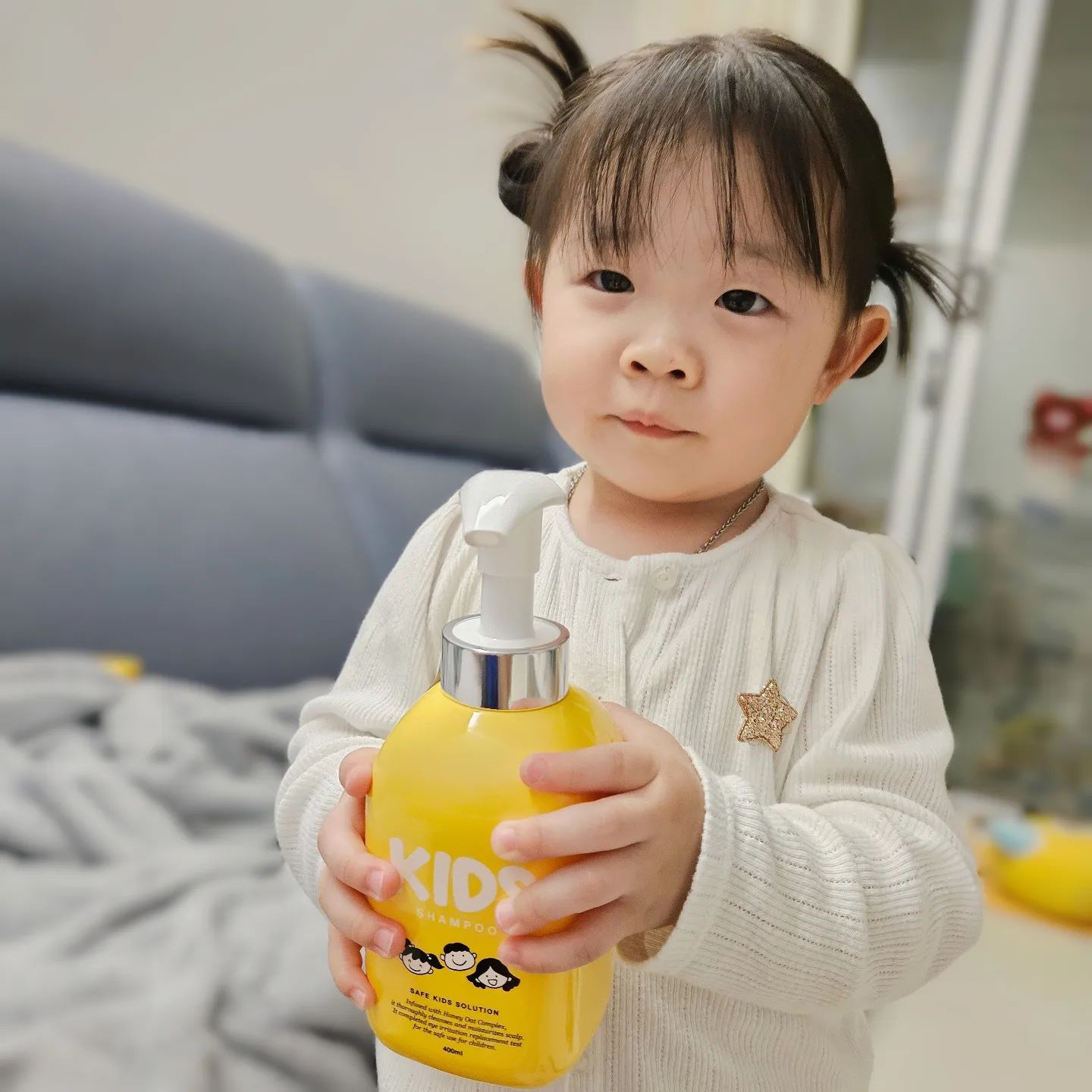 ts_shampoo_official 
-
따니는 머리감는걸 별로 안좋아해서 진짜 별별 노력을 다해봤는데
일단.. 첫번째 아기샴푸의자를 샀다... 
하지만 실패..ㅋㅋㅋㅋ 누워도 눈에 샴푸들어가서 눈따갑다고 
울고불고 난리... 그래서 샴푸도 바꿨다...
-
따니 바꿔준 샴푸 TS키즈샴푸인데 향도 좋고
소량이어도 거품 잘나고 
순해서 그런지 꽤 잘누워서 머리감길 수 있어서
많이 수월해졌다ㅠㅠ..
-
머리감고나서 말리면 건조한 느낌도 있었는데
TS샴푸는 머리감고 말려도 촉촉해서 차분한 느낌이라
이것도 꽤 맘에들었다 :-) 
따니 샴푸는 이걸로 정착해야지 ㅋㅋ
- 
#키즈샴푸 #TS키즈샴푸 #유아샴푸 #어린이샴푸 #초등학생샴푸 #초등여아샴푸 #순한샴푸
