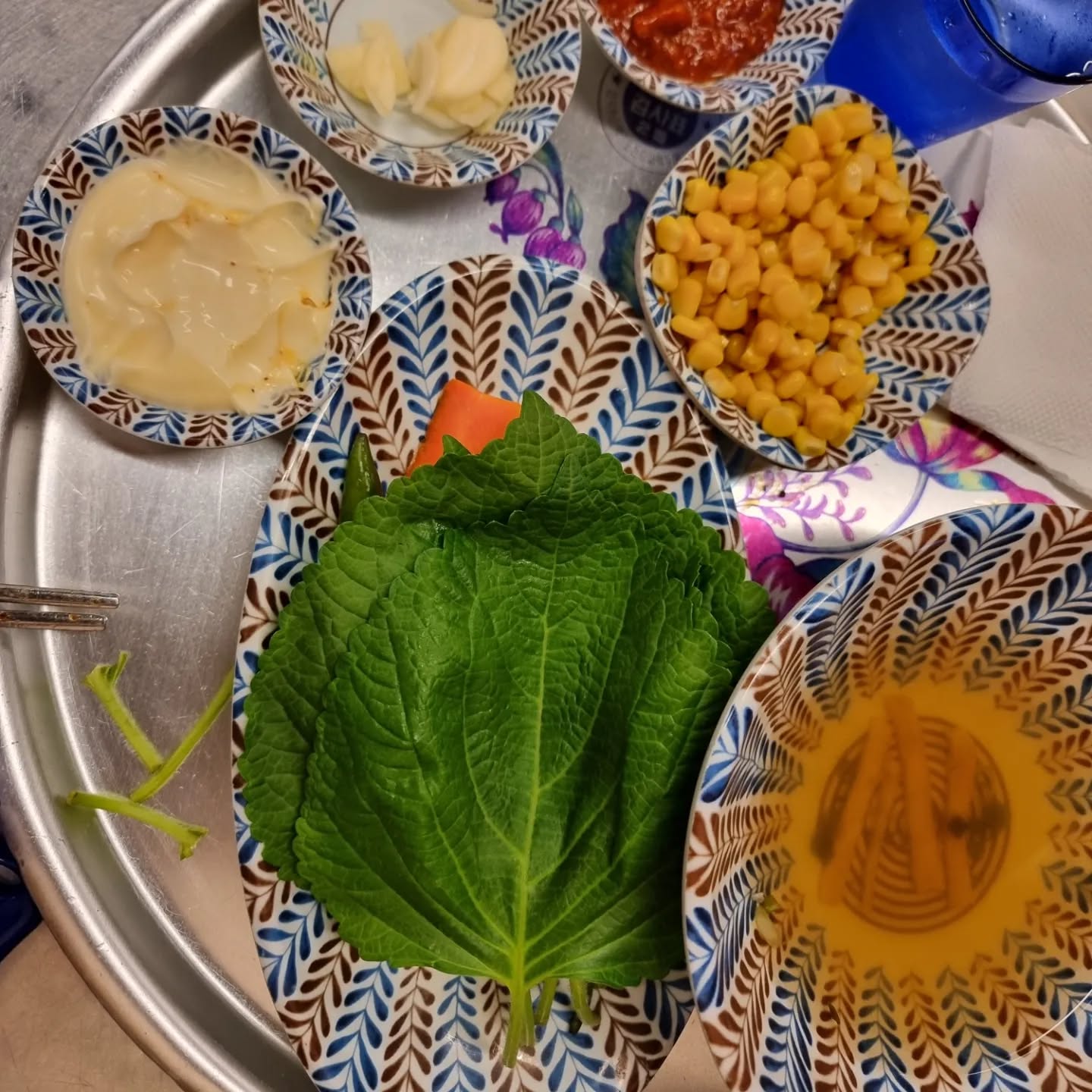 왕십리역 근처 돼지김치구이집인 정통집.

메인메뉴는 돼지김치구이이며 소, 중, 대로 구성되어 있다.

밑차림도 쟁반에 깔끔하게 담아주시고 무엇보다 깻잎쌈에 돼지고기와 구운 김치, 옥수수, 마요네즈, 쌈장, 마늘이랑 먹으니 대존맛!

#정통집#돼지김치구이#한양대맛집#왕십리맛집#JMT