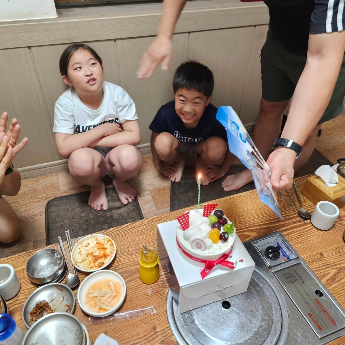 #순남둥이121개월23일
#순남매둥이10주년

울산할머니&할아버지 중앙에 둥이 생일~
어제는 울산할머니와 함께 전야제^^
오늘은 생일이랑 가고픈 학원은 가고, 가고싶지않은 학원은 안가고 대신 스스로 공부하고 책읽기한다고 큰소리^^;;
피곤한 아침이였지만 미역국, 계란말이, 김치뽁음 둥이 좋아하는 메뉴로 밥상, 학원 땡땡이로 점심도 엄마는 일하다말고 점심 걱정 집으로~
출장 때 구입해온 돈코츠라멘~ 
저녁은 외식하자했더니 #뿌리클치킨 #로제떡뽁이 #탄산음료

아들은 학원,아파트 친구들에게 음료수 가득받아 좋고
그걸 다 마신 아들...참 짱이다♡

울공주는 방학에 학원스케줄까지 친한친구 못 만나서 슬퍼하고
딱2명만 불러서 생일파티하고 싶다고^^;;
울집생일은 여름방학2명, 겨울방학2명 희안하다^^
잠들때까지 생일선물 노래~
딱1한가지만 고르기다^^ 

참 많은걸 누리고 사는 세상을 만난 둥이지만~
생일을 아나보네^^
고생한 엄마에게는 #내마음하트 라고 외친다.
그럴때만 애교쟁이아들♡ 
엄마는 심신이 건강하게 자라준 것만으로도 너무 신기하고 감동이야♡
엄마 아들&딸로 태어나줘서 너무 고마워♡사랑해

#내사랑둥이와함께 #둥이맘의일상 #제일비싼선물 #내마음하트♡ #초4입맛 #종일느끼하다 #연중행사 #소스맛 #한국인입맛 #김치사랑 #생일선물이남았다