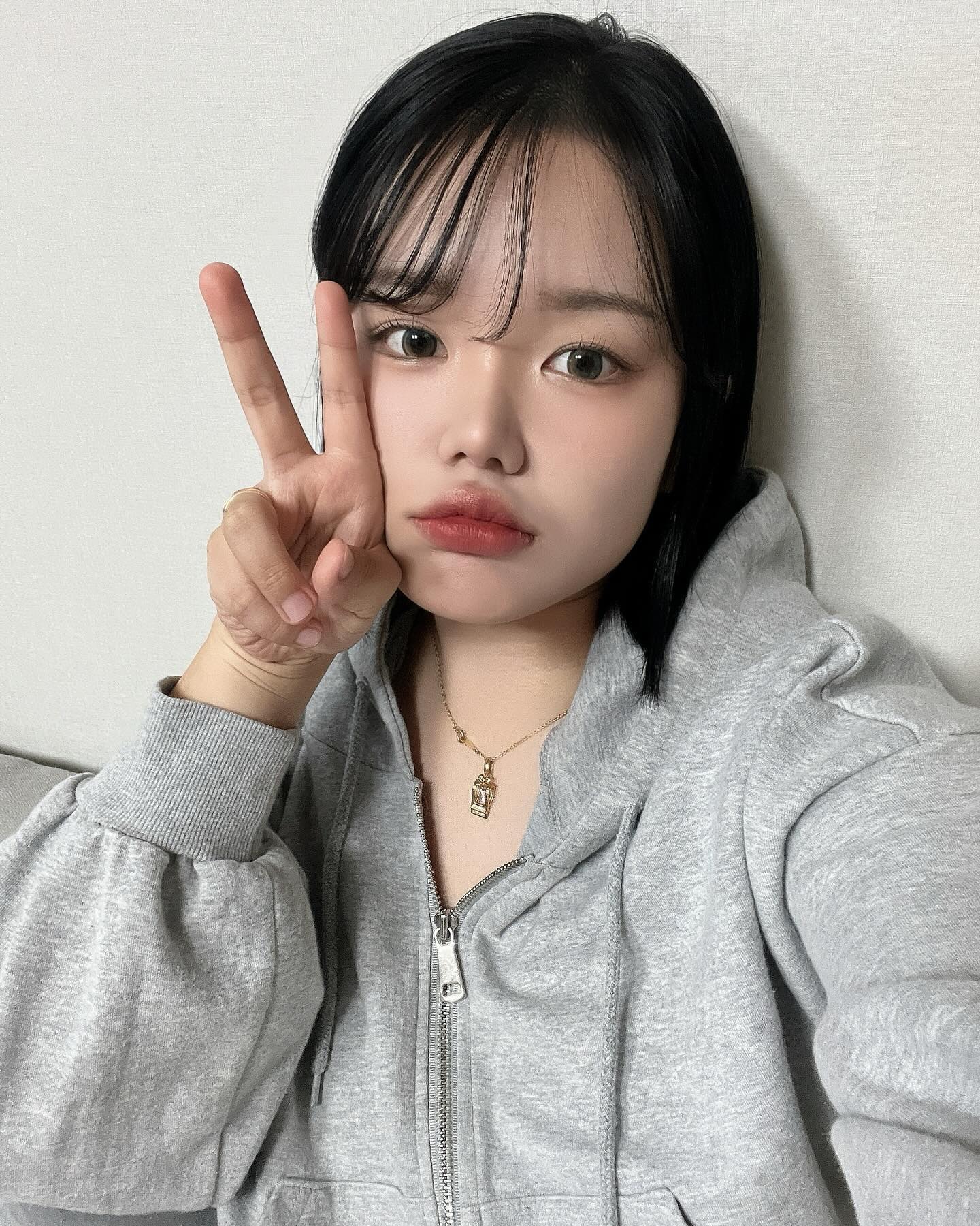 #협찬

한때 그레이렌즈 처돌이 나 ...
나이먹고 쬐깐한 블랙렌즈 밖에 안끼지만 특별한 날엔 또 그레이렌즈 만한게 없음 🥹
두껍고 쎈 화장을 하지 않아도 어울리는 빅사이즈 그레이 렌즈 👀

✔️ 13.8mm의 빅사이즈 렌즈 (브라운, 그레이 2컬러)
✔️ 그레이색상이지만 파충류같은 눈동자가 아닌 자연스러운 색상으로 고양이 눈동자같은 오묘한 느낌
✔️ 자연스러운 투톤패턴으로 원래 눈동자가 맑은 듯한 울먹눈동자 가능
✔️ 원데이임에도 저렴한 가격에 높은 품질

https://doonoon1.co.kr/

#두눈렌즈 #렌즈추천 #포블로그 #그레이렌즈 #브라운렌즈 #직경큰렌즈