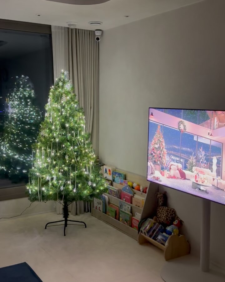 🎄메리 크리스마스 준비 얍 ! 🙏🏻
도혁이가 빤짝이는 트리보고 좋아하길래 호다닥 트리 설치 ⭐️
ㅋㅋㅋㅋㅋㅋ 이제야 12월이 온 느낌이쟈나? ㅋㅋㅋㅋㅋ
오빠랑 내 취향 담아 만들어서〰️ 맘에 쏙 🤍

#크리스마스트리 #성탄절 #겨울 #12월 #홈인테리어
#도혁아내일아침기대해 #엄마아빠가준비한 #메리크리스마스