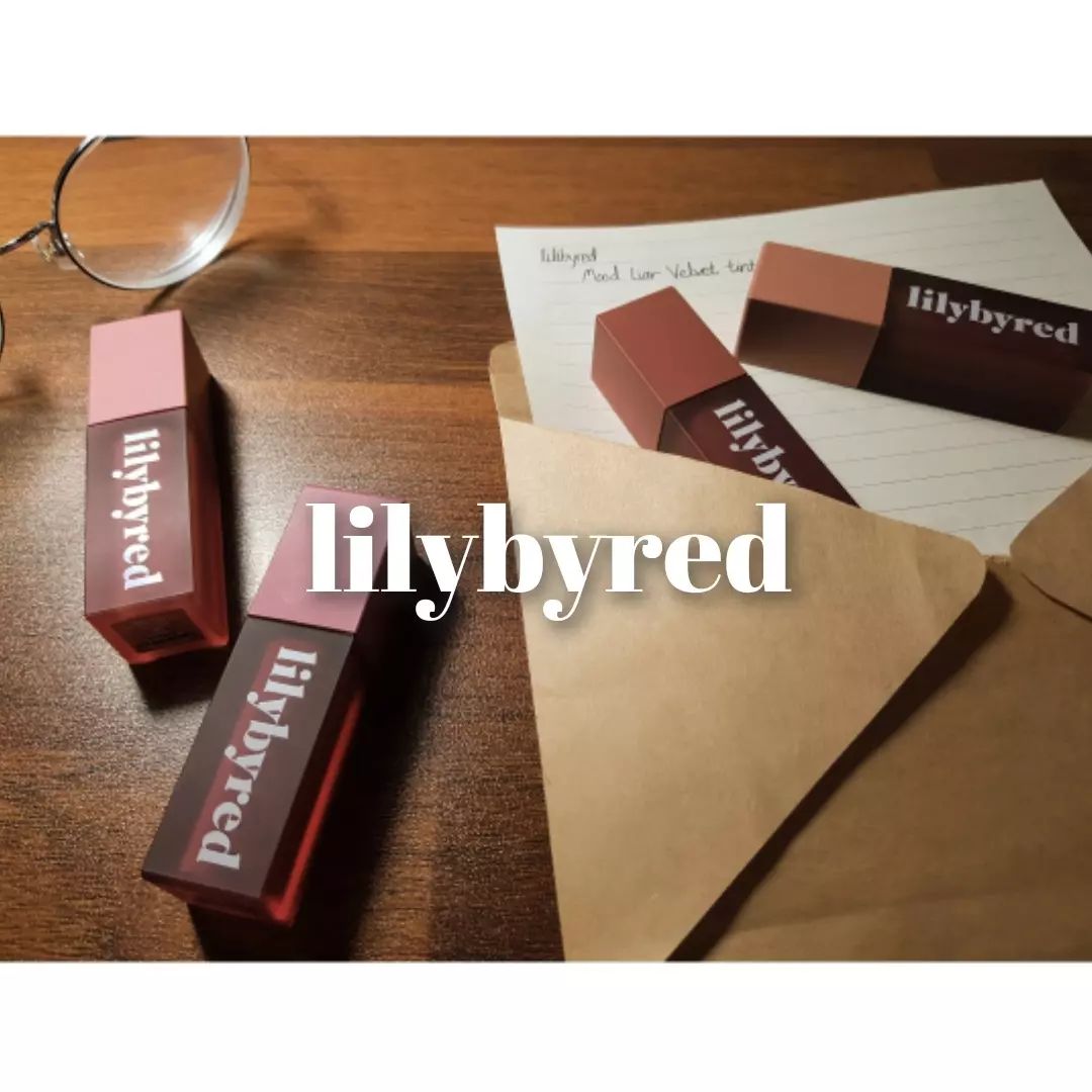 #광고

안녕하세요! 이번에는 lilybyred_official 에서 가을신상을 출시한다고 해서 가져온 신상 틴트 리뷰에요><🍁🍂

#애쉬레터에디션 이라는 이름으로 출시되는 제품인데요!

저는 이번에 출시되는 틴트 4컬러를 제공받아 사용해보았어요🧡

#애쉬레터 라는 이름처럼 애쉬빛도는 빈티지한 컬러감이라,

차분하고 분위기있게 사용하기 좋더라구요🧡

릴리바이레드에서는 처음으로 출시되는 맑고 빈티지한 감성가득 에디션이어서

조금 생소한 느낌이 들었는데 릴바레는 역시 릴바레인지

색감이 너어어어무 예쁘게 뽑혀서 완전 홀려버렸어요><

이번 가을은 릴바레 하나로 지낼것같아요!

색감이 애쉬빛도는데 맑은 색감이라 정말 오묘하고 예뻐요🧡

처음에는 제가 겨울쿨톤이라 가을신상?..하고 걱정이 앞섰는데,

웜쿨 딱 나뉘게 웜은 웜, 쿨은 쿨 차이가 확 나게 내주셨더라구요!

그렇다고 쿨컬러가 너무 뮤트하지도 않아서

뮤트톤 아니신 분들도 찰떡으로 사용하실수 있을거에요🧡

웜쿨평등이니 뉴트럴이니 하는 컬러들이

웜톤 쿨톤 다 사용할수 있도록 만든컬러라고 하지만

웜도 쿨도 애매하게 안 맞는 컬러들이라 별로 선호하지 않는데,

애쉬레터 에디션은 온도에 따라 톤별무드를 세분화시켜 출시되어서

톤별로 맞춤 구성을 즐길수 있어서 너무 좋았어요🧡

10호&12호는 웜톤, 11호&13호는 쿨톤으로 퍼스널컬러에 맞게 사용하시면 좋을것같아요!

10호 #덤덤한외사랑인척 은 채도낮고 어두운 베이지컬러예요!

베이스컬러인데도 별로 밝지 않아서 피부톤이 어두운분들도 사용하시기 괜찮을것 같더라구요!

12호 #애틋한첫사랑인척 은 덤덤한 외사랑인 척이 조금더 어두워진 컬러예요!

바라만봐도 가을느낌 물씬나는 갈웜분들 찰떡일 딥하고 분위기있는 컬러랍니다🧡

11호 #설레는풋사랑인척 은 기본 핑크베이스에 애쉬 두방울 떨어뜨린 정석 mlbb컬러예요!

가을이 아니더라도 사계절 내내 베이스컬러로 너무 좋을 색감..🧡

13호 #아련한옛사랑인척 은 겨쿨분들 환장하실 분위기 컬러!

살짝 뮤트하고 딥한 플럼핑크 컬러라 겨쿨 소장가치 100%인 컬러예요!

겨쿨이면 꼭 사세요ㅠㅠ 두번 사세요ㅠㅠ

하나도 웜하지 않은데 그렇다고 또 소화하기 힘든 엄한 컬러는 아니라서

저도 모르게 계속 손이가는 컬러예요🧡

이번 신상의 진짜 보물같은 컬러ㅠㅠ

마무리는 매트하게 픽싱되는데 속은 촉촉한 제형이라 잔주름이나 각질부각이 되게 적어서

입술이 잘 터서 매트한 제형은 꺼리시는 분들도 사용하시기 좋을것 같아요!

향은 되게 독특하게 새콤달콤 포도맛 향이랑 정말 똑같아서

바를때마다 기분까지 상큼해지는것 같아요><

인위적인 향이기는 하지만 독하거나 거부감 들만한 향은 아니라서 

향에 예민하신 분들도 잘 사용하실것 같아요🧡

해당 제품은 9월 1일 #올리브영 에서 단독 런칭되고,

9월 1일~7일까지 #올영세일 7일간 특별 할인 프로모션을 진행한다고해요!

#무드라이어벨벳틴트 (누드라이어)는

정가 10,000원에서 38%할인 된 가격인 6,200원에 판매된다고 하니까요,

구매 의사가 있으신 분들은 어서 빨리 올리브영으로 달려가시길 바랄게요!

평소에도 #릴리바이레드 글래시 레이어 픽싱틴트 3호 킬미플럼 컬러 너무 잘 쓰고 있는데

릴바레가 겨쿨 컬러를 진짜 잘 뽑는것 같아요ㅠㅠ

너무 엄하지 않은 선에서 쿨하게 잘 뽑아서 최고..🧡

앞으로도 계속 보물같은 제품 출시 잘 부탁드려요, 릴리바이레드🧡🧡!!

#올영메이크업 #무드키보드 #섀도우팔레트 #lilybyred #릴리바이레드섀도우 #릴리바이레드섀도우팔레트 #릴리바이레드틴트 #릴리바이레드신제품 #섀도우팔레트추천 #틴트 #틴트추천 #가을메이크업
