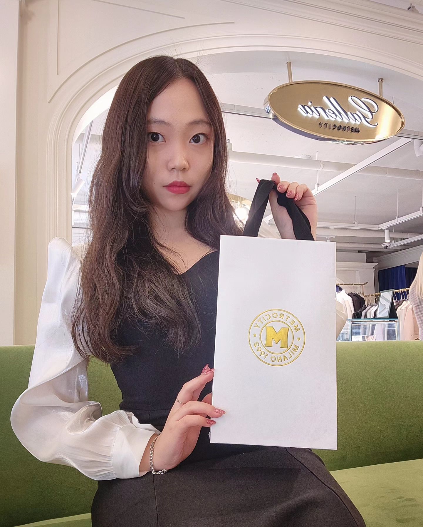 #초대 metrocity.korea
아카이브 쇼룸이자 스토어인 갈레리아 메트로시티에서 열린 프레젠테이션 인 갈레리아에 VIP로 초대받아서 다녀왔습니다~🤍

🌟METROCITY 2024 S/S NEW COLLECTION FOLDED QUILTING COLLECTION 🌟
✏️ 메트로시티만의 독창적인 폴디드 퀄팅 기법으로 구조적인 볼륨감, 새로운 촉감을 느낄 수 있습니다
✏️ 골드 로고 잠금 장식 포인트로 우아하고 실용적인 디자인으로 포멀이나 세미 캐주얼에도 잘 어울립니다
✏️ 길이 조절이 편리한 슬라이딩 체인으로 숄더와 크로스바디 연출이 가능한 아이템입니다

🖤 이번 테마인 "QUILTED 1992" 에서 24SS 시즌 '폴디트 퀄팅 컬렉션'을 미리 만나볼 수 있었는데, 30여 개의 퀄팅 해리티지를 직접 경험하며 기억에 남는 퀄팅 여러가지를 소개해 드리겠습니다

🖤 이태리 건축 기둥 모티브에서 영감을 받은 콜로나 퀄팅 볼륨은 디테일이 극대화된 반전미와, 섬세한 스티치의 변주가 특징인 퀄팅입니다. 스텔라는 밤 하늘의 별과 같이 빛나는 우주선 모티브와 로고, 섬세한 라인들로 제작한 퀄팅입니다.

🖤 메트로시티의 본 고장 피렌체는 레이스 가공으로 유명한 도시로 국내 최초로 레이스 가공 시 사용하는 기법을 도입한 퀄팅입니다. 마지막으로 폴디트 퀄팅은 24SS 컬렉션에서 선보인 퀄팅으로 제봉 사이에 정교한 접기 기법을 적용하여 독창적인 수작업으로 새로운 촉감을 제공하는 퀄팅입니다.

📍서울 강남구 도산대로 417 FIRST LIGHT 
타워 2층
🧭 화,수,목,금,토 12:00~20:00
📞 02-511-3991

#메트로시티 #청담 #압구정 #metrocity #2024ss #quilted #폴디트퀄링백 #메트로시티갈레리아점 #퀄팅백추천 #quilted1992 #가방 #가방추천 #초대 #🖤 #🤍