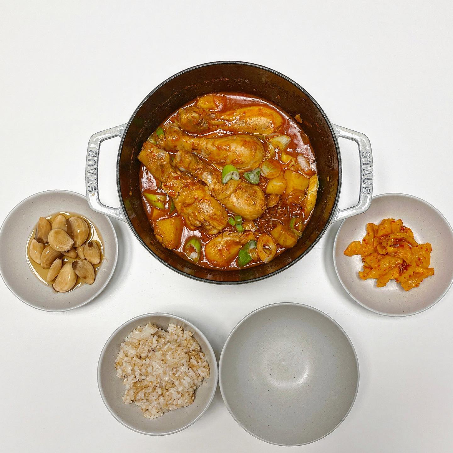 오늘 저녁 🍴

➜ 닭볶음탕, 마늘짱아찌, 꼬들단무지 ❤︎

네엣 저 스타우브 샀어요 🤭✌🏻
예랑이한테 말안하고 질러버린 스타우브 !!
옛날부터 넘 넘 갖고싶어서 눈독 드리다가 사버렸죠 하하핳 ㅎㅎ
가격듣고 예랑이가 놀래긴해찌만요 😅
구래서 예랑이 먹고싶은 닭도리탕 해봤어요(처음..)
맛있는 닭다리살로만 사서 감자듬뿍 당면추가 -! 
양념까지 싹싹 먹었어요 🤤
처음한거 치곤 나름 괜찮았어요!! 
요리는 하면 할수록 늘겠죠?ㅎㅎ 💗

#오늘저녁 #저넉메뉴 #닭볶음탕 #집밥 #남편밥상 #집밥기록 #오늘뭐먹지 #술안주 #먹팔 #맞팔 #먹스타그램 #좋테 #먹부림 #맛스타그램 #신혼밥상 #신혼부부 #예비부부 #요린이
