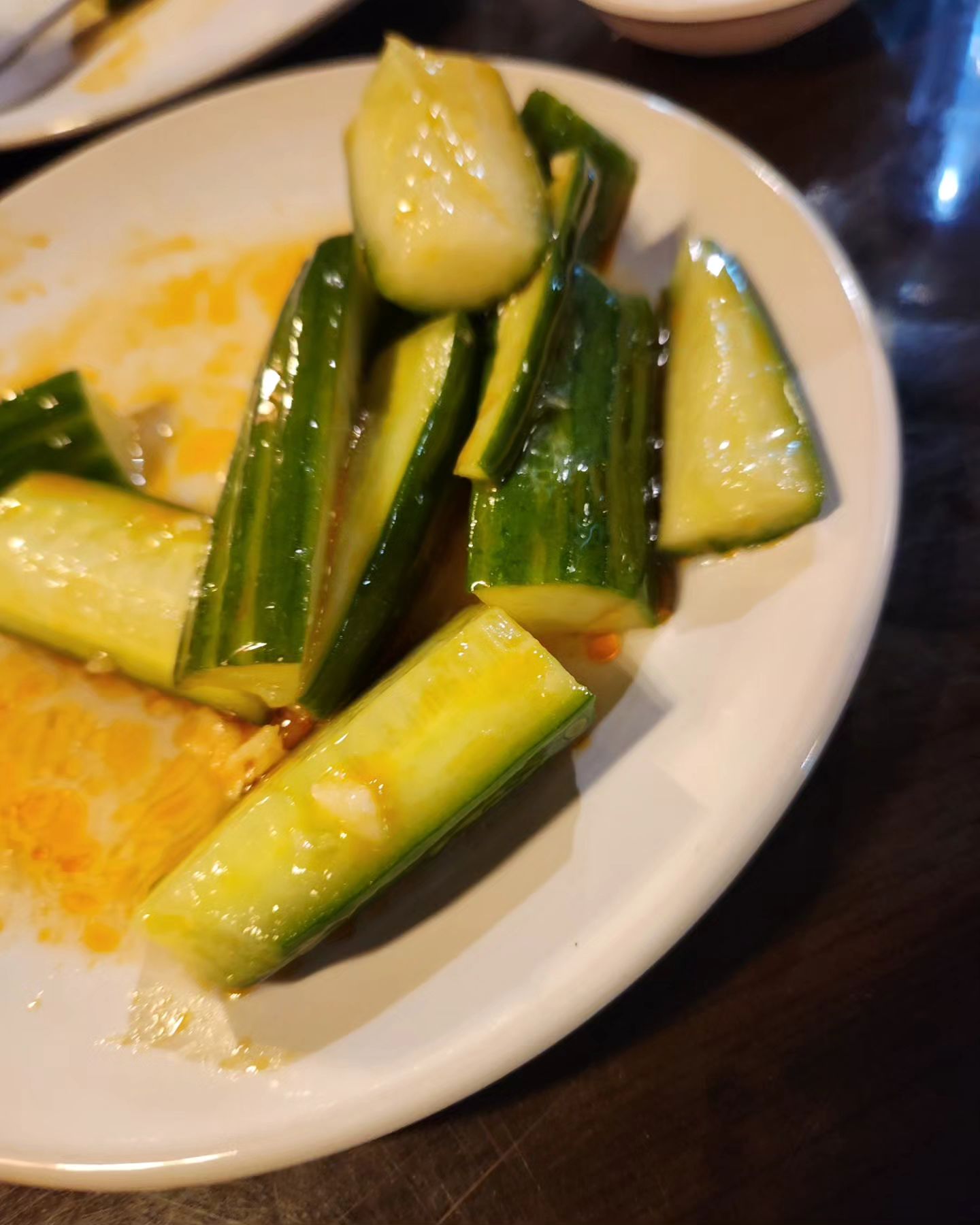#센_20240101 #센_LinHandmadedumplings 
#센_미국 #센_시애틀
👉6900 East Green Lake Way N Suite F2, Seattle, WA 98115

이곳은 친구랑 Green Lake 근처 카페에 갔다가 저녁을 먹으러 간 곳이다. 한국에서와 마찬가지로 평소 지도에 이곳저곳 찍어두다 보니 어디서든 식당 정하기가 수월하다!

이곳은 딤섬 전문점은 아니지만 딤섬 메뉴가 눈에 띄어서 딤섬메뉴 위주로 주문했다

입가심용 오이샐러드, 전병류를 시켰는데 puff같이 나온 요리, BBQ Pork Bun, 에그롤, 볶음밥, 그리고 사진에 없은 하가우까지!

전체적으로 요리는 나쁘지 않았고 특히 에그롤이 진짜 맛있었다! 단점은 테이블 위에 계속 바람이 나와서 음식이 빨리 식어버렸다는 점!

중국 음식점은 항상 실패가 없어서 최고!