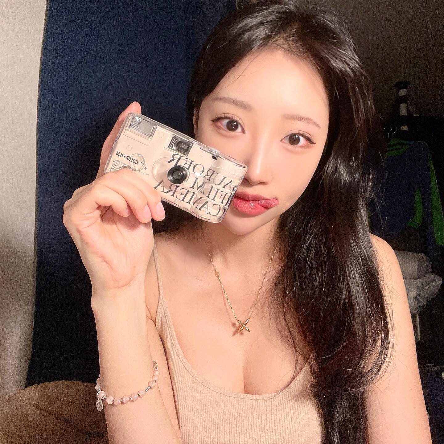 #협찬 #어로어
인스타 감성 가득 담은 일회용 필름 카메라#어로어
배터리도 들어가 있어서 받자마자 바로 사용 가능함은 물론이고,
플래시 기능도 있어서 밤에 사진을 찍어도 예쁘게 잘나와요🤍

무엇보다 가볍고 휴대성도 편리한데다가 케이스 이쁨까지 더해져서
친구들이랑 레트로 감성 가득 담아 찍기 좋아요🤍
(찐 강추템이요)

✨카카오톡선물하기에도 입점완료! 선물로 진짜 최고에요👍👍✨
 #어로어카메라 #어로어일회용카메라 #일회용카메라 #여행준비물 #필름카메라