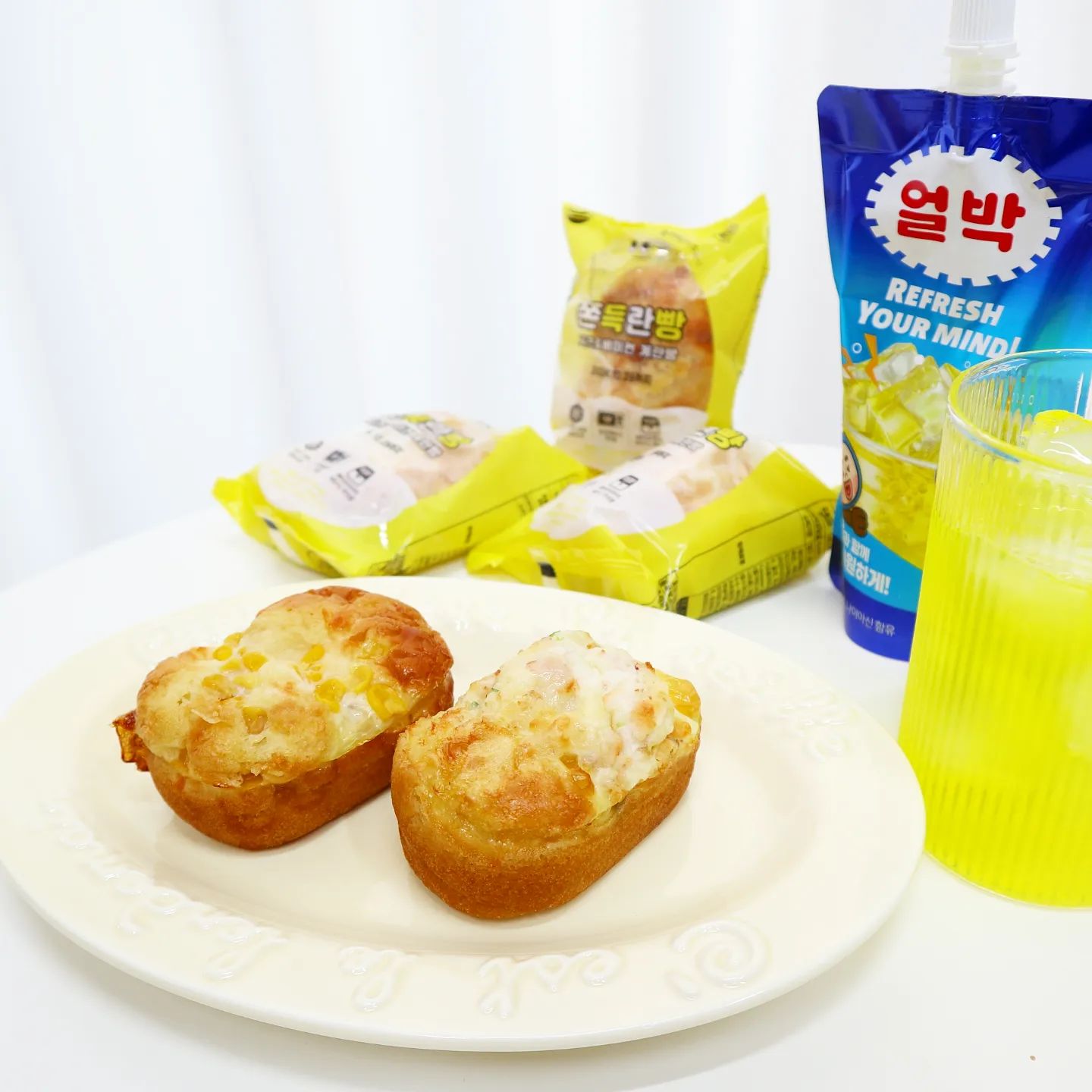 #협찬
오늘의 우리 가족 아침!👍
통계란 한 알이 통째로 들어있는 계란빵 쫀득란빵:)
치즈&베이컨 계란빵과 콘&치즈 계란빵 두 가지 맛이라
골라먹는 재미도 쏠쏠해요~

하나만 먹어도 든든해서
아침으로도 좋고 아이들 영양간식으로도 너무 좋아요ෆ
에어프라이어에 돌리면 바삭하게 먹을 수 있고
전자레인지에 뜯지 않고 돌리면 촉촉하게 먹을 수 있어요
오늘은 늦잠을 자서 전자레인지로 일분 돌려서
빠르게 먹었지요❤️❤️ 

개별포장되어있어 휴대하기에도 편리해요
여행이나 캠핑갈때 가방에 쏙 넣어가면 좋겠죠?
서비스로 주신 얼음 박카스랑 먹으니 정말 맛있어요
아침부터 든든하고 힘이 나는 것 같은 느낌🌿
우유랑도 잘 어울리도 커피랑도 꿀 조합!
요거 정말 냉동실 쟁여템입니다👍

#계란빵 #쫀득란빵 #카페이노스 #냉장고쟁여템 #아이간식 #영양간식 #사무실간식 #직장인간식 #콘치즈계란빵 #베이컨치즈계란빵 #자취템 #자취생선물 #간편간식 #자녀선물 #빠른배송