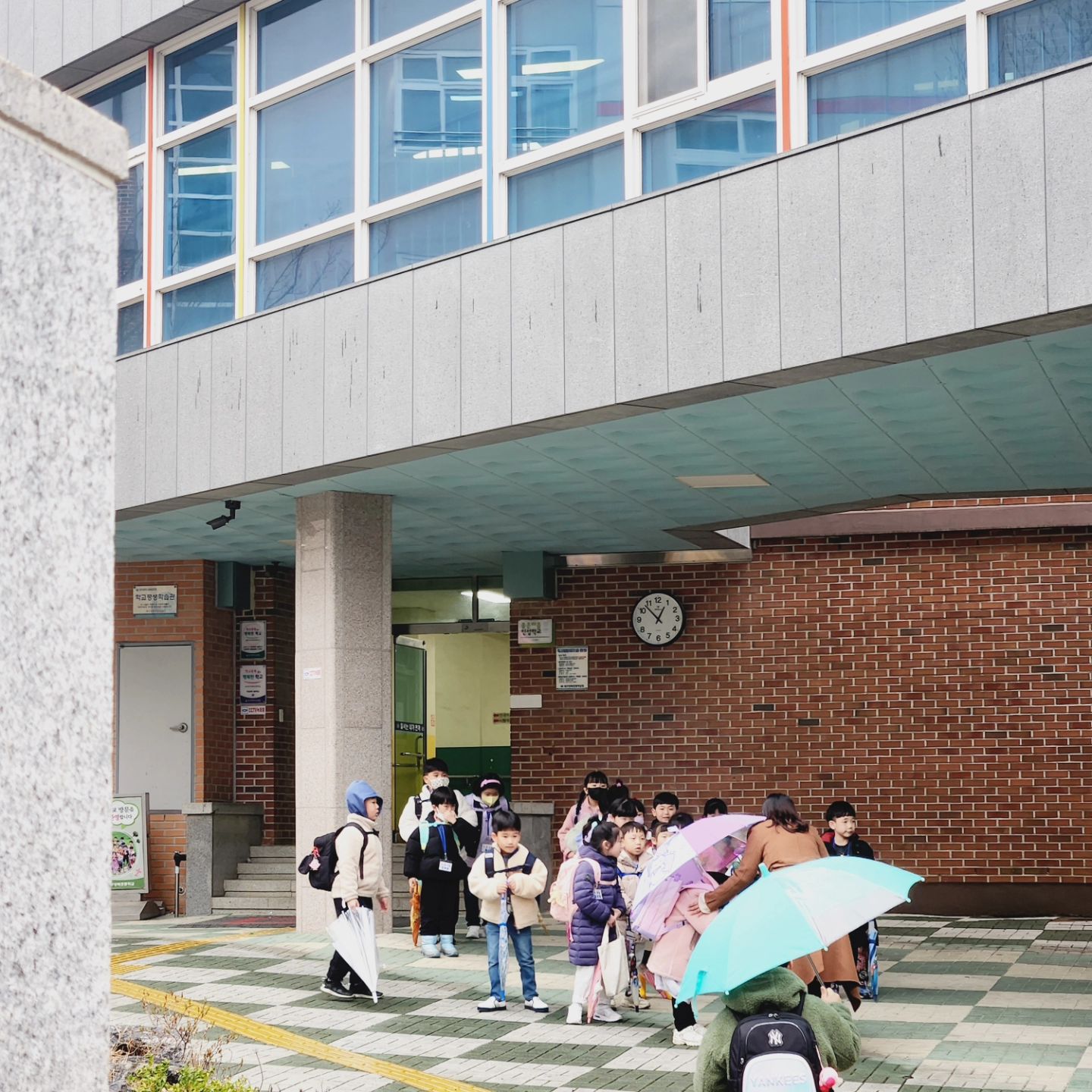 초딩형아~
첫수업날♡
하교시간 맞춰서 갔더니 엄마~~ 하면서 달려오는 내 귀요미 통통이곰한마리🐻

손잡고 하교하는 너희 귀욥따리~~♡

집에오자마자 급식맛있었다구ㅋ
🍯 꿀맛이였다구😂😂 
낼두 맛있겠쥐~ㅋㅋ

근데 하교하고 간식
태권도끝내고 간식

간식2번 말이 되냐고~~~ 부엌에서 떠날수가 없자나😭

저녁두 푸짐하게 드시구 한자공부 쫌하다가 놀구 흔들리는 2개의 앞이빨이 불안불안한 양치끝내구 꾸르잠~~

내일을 위해 오늘 일찍 푹자자🙆‍♀️

#대구맘 #육아스타그램 #닭띠맘 #아들맘 #아들스타그램  #도치맘 #8살엉아  #사회생활중 #초등학교가요✌️ #초딩1학년아들