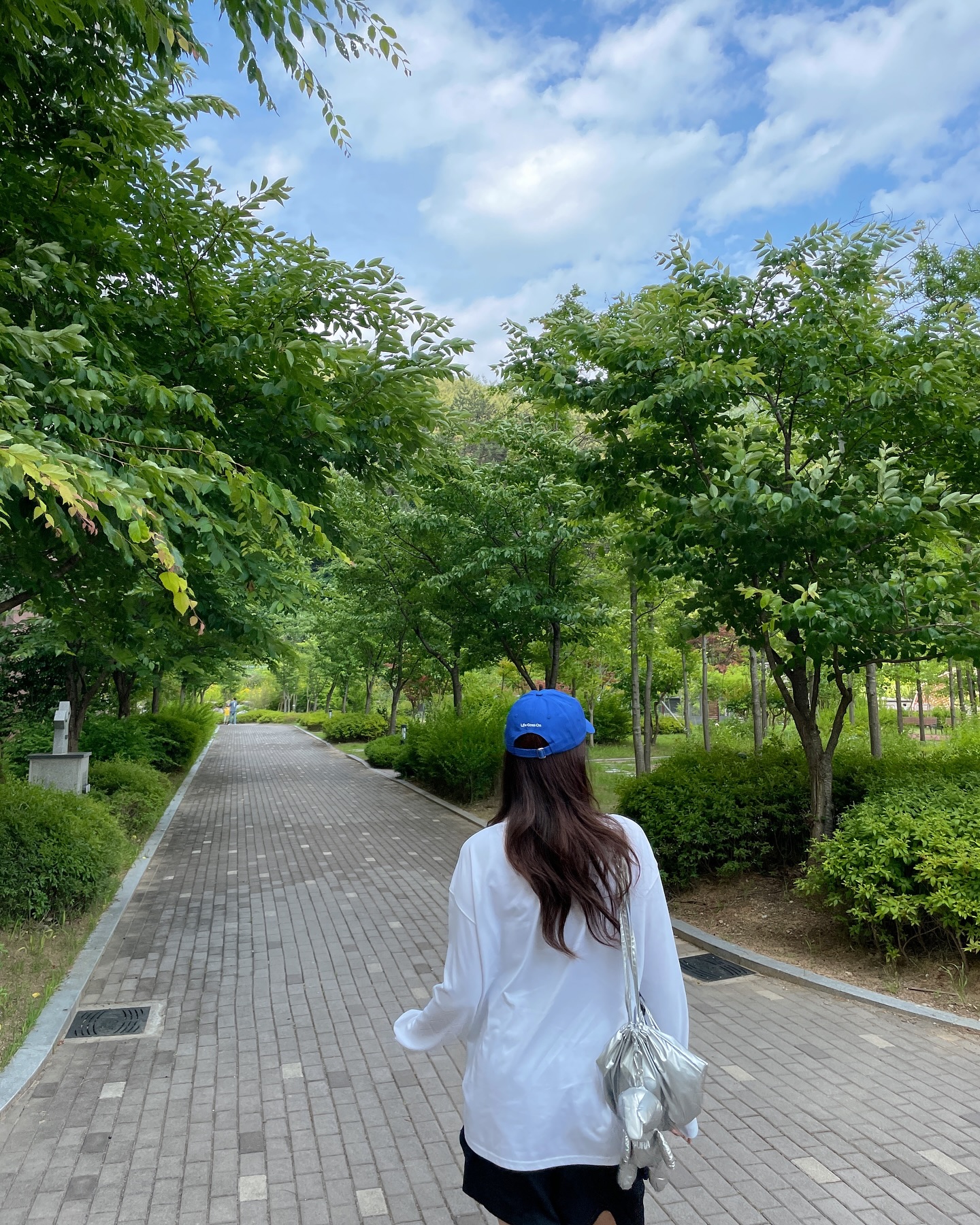 눈뜨니 또 7월 🫧

프로 도망러 오랜만에 피드 올립니다. 🥹🤍
다들 잘 지내셨죠? 아련 …🫧 

요즘 호크룩스템 킨 샨티 🩵
저의 슬리퍼 인생은 샨티를 
알기전과 후로 나뉩니다.

자연스럽게 걷는 사진찍기
저도 한번 따라 해보았는데요??
이게 맞아? 뭘해도 뚝딱거리는 나 어떤데?
Ai 로봇도 이것보다 안어색하겠다 휴먼…