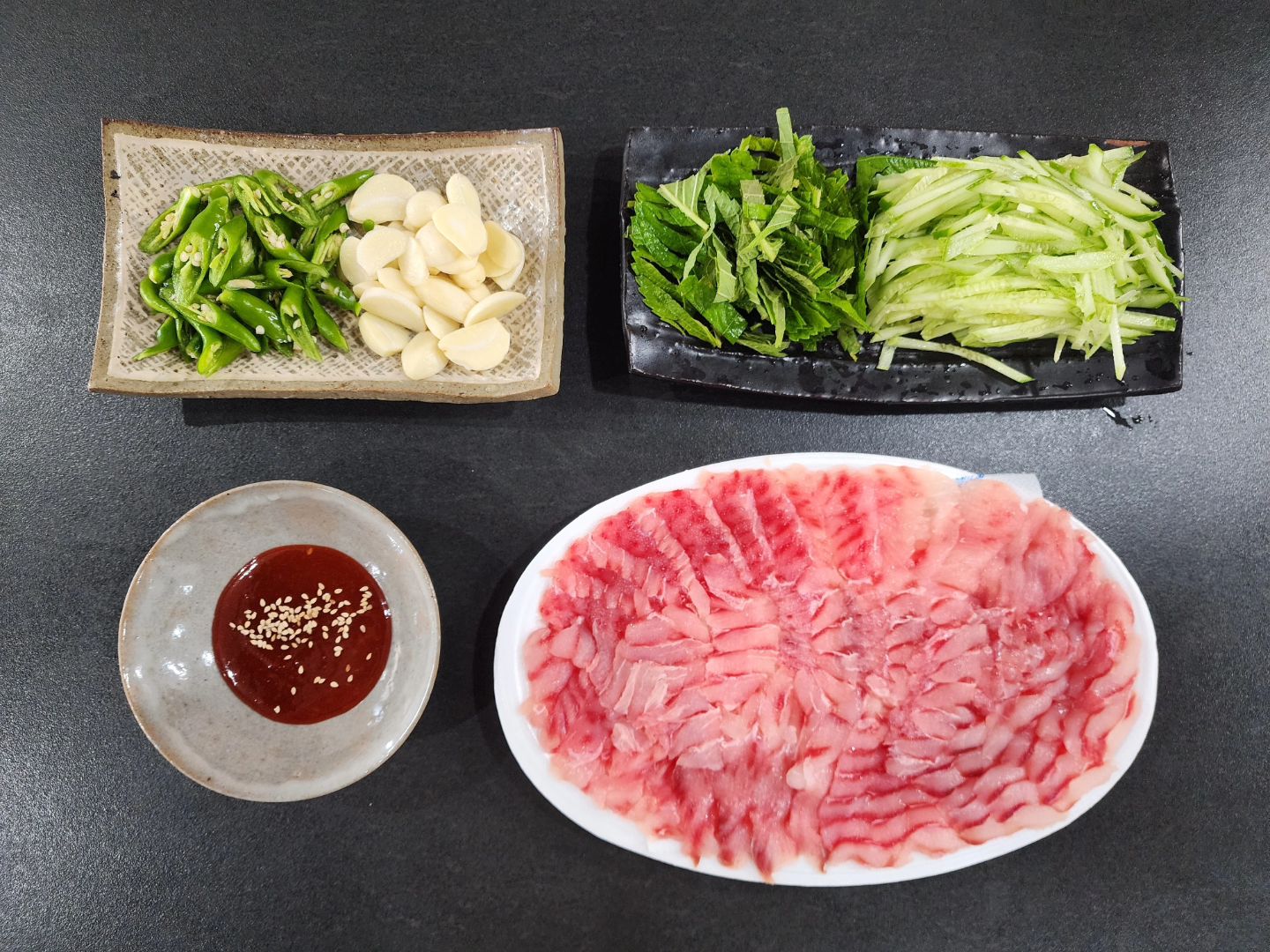 태어나서 처음으로 먹어본 #노랑가오리회
가오리찜은 먹어봤어도 가오리회는 처음 먹어봤다

전라남도 신안군에서 조업하여 배송해주는데
100% 자연산 노랑가오리만 취급한다고 하니
믿고 먹는 국내산 가오리회다

여느 횟집에서 먹는 회보다도 훨씬 저렴한 가격으로 구매가 가능하고 양도 푸짐해서 갓성비까지 보여주는 가오리회

노랑가오리회는 그냥 초장에 찍어먹어도 맛있지만 
깻잎 오이 🥒 등을 썰어넣고 참기름까지 둘러 회덮밥을 만들어 먹으면 훨씬 맛있게 즐길 수 있다

식감은 쫀득하면서 단단함이 느껴지는데 
꽤나 매력적인 경험이었다 👍 

#협찬 #노랑가오리회 #르랑가오리 #노랑가오리애
#싱싱제철수산물 #가오리회 #가오리애 #고독한대식가