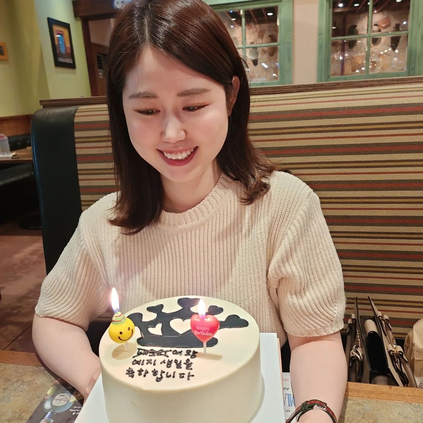 지난주 출장 끝나고,
바로 3월 새학기 시작하느라
센터에서 정신없이 보내고 있는데 너무 많은 분들의 축하속에 따뜻하고 행복한 생일을 보냈답니다🫶 

오늘도 아침부터 계속 상담하느라 핸드폰을 오후쯤에 확인했는데 너무 많은 축하메시지가 와서 깜짝놀랐네요🥹 진짜 또 한 번 찐행복을 느끼는 날이었네요🙏🥰 

모두들 진심으로 감사합니다💓

#생일 #생일파티 #hbd