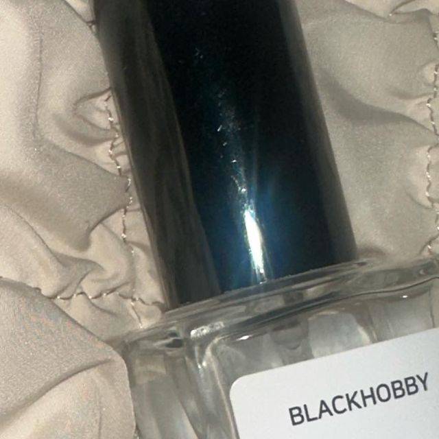  소저 on Instagram: "#광고 @blackhobby_official 🖤
은은하고 포근하면서 조금은 색다른 섬유유연제의 향입니도•••🤍

#향수#향수추천#향수선물#선물추천#니치향수#수제향수#남자향수#여자향수#드레스퍼퓸#섬유향수 #협찬"