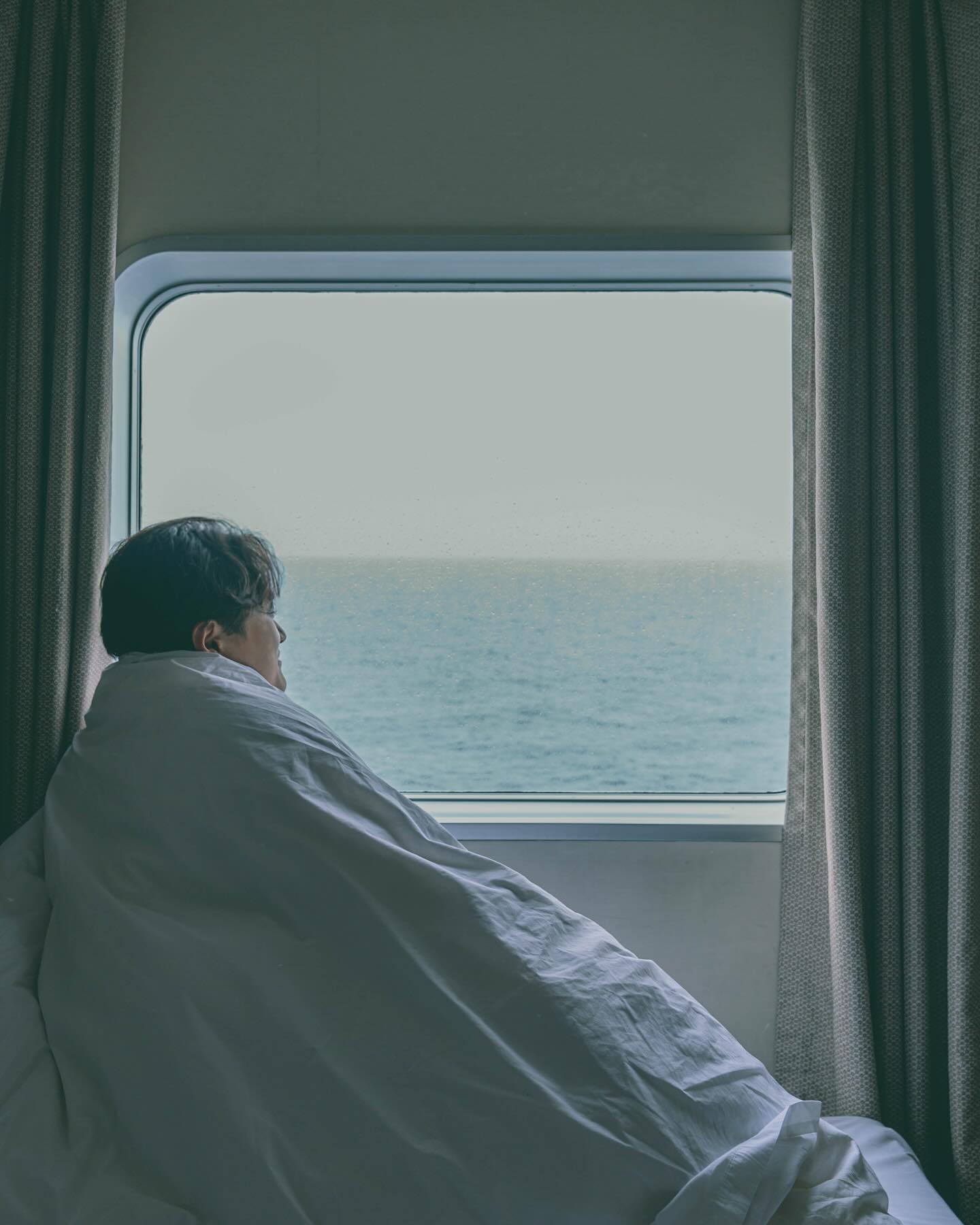 #광고 X wheretojapan panstarcruise
배 타고 떠나는 일본 오사카여행🚢
오션뷰 1열 #팬스타크루즈 이용 꿀팁!
✔️ 셀프 체크인으로 시작하는 출국
▫️부산항/오사카항에서 모두 셀프 체크인 기기가 있어, 여권만 스캔하면 티켓과 식권(미리 신청했을 경우)이 발급되어 비대면으로 빠르게 수속 가능
✔️ 디럭스 스위트룸을 잡아야 하는 이유
▫️모두 오션뷰 조망 가능해 일출, 일몰까지 모두 객실에서!
▫️간단한 다과, 커피, 차 등 24시간 이용 가능한 더 파라다이스 라운지
▫️패스트트랙처럼 이용가능한 우선 하선 혜택
✔️ 조식, 석식 뷔페는 무조건 신청할 것
▫️선내 편의점 및 자판기가 있기에 별도로 구입해 사 먹을 수도 있고, 외부 음식 반입 가능해 탑승 전 미리 포장해 와도 무관하지만, 뷔페 음식이 상당히 잘 나오고 가성비가 너무 좋아 사전예약해서 꼭 이용할 것!
▫️조식 및 석식 사전 예약 시 한 끼당 1만원에 이용 가능
✔️WIFI도 사용가능한 선박
▫️ 카페 유메에서 1인 1메뉴 주문 후 프리하게 와이파이 이용!
▫️ 와이파이의 경우 일본 해협에 접근했을 때에만 송수신 되는데 후쿠오카 인근부터 잡히기 시작해 오사카항 도착할 때까지유용하게 사용 가능
✔️ 승객들을 위한 공연 및 이벤트
▫️ 저녁에만 진행하는 공연과 이벤트로 시기에 따라 이벤트 종류는 다르지만 각종 경품이 걸려있어 승선했다면 꼭 참여해보기!
✔️ 스즈메의 문단속에도 나온 아카시대교
▫️세계에서 가장 긴 현수교로 익히 유명한 스즈메의 문단속에도 나온 적이 있을만큼 유명한 다리!
▫️고베 근교에 위치해 있어 오사카항에 다다랐을 쯤 하선 전 구경해보세요!
✔️ 팬스타 크루즈 페리 무료 셔틀버스
▫️ 오사카 국제 페리 터미널 ↔ 코스모스퀘어 10분 내로 이동하며, 하루 5회 운영하니, 돌아올 때 셔틀버스 시간표 확인해서 여유있게 탑승하기!
🚢 탑승 전 미리 숙지해서 더 편하게 크루즈여행 계획해 보세요!
#오사카여행 #일본여행 #오사카크루즈 #팬스타 #오사카즐길거리
————————————————————————
🇯🇵 #여행은미스터트래블 in #일본
ⓒ2024. 𝘔𝘪𝘴𝘵𝘦𝘳 𝘛𝘳𝘢𝘷𝘦𝘭 𝘈𝘭𝘭 𝘳𝘪𝘨𝘩𝘵𝘴 𝘳𝘦𝘴𝘦𝘳𝘷𝘦𝘥