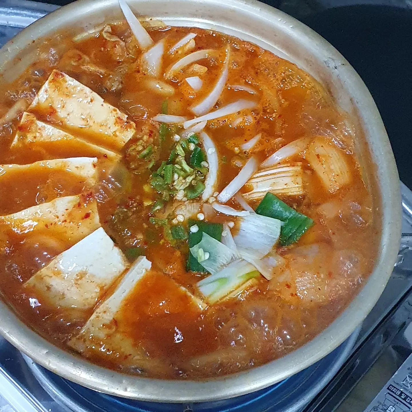 #협찬
감칠맛 폭팔하는 김치찌개집 소개해드려용☺️
노포분위기라 밥집겸 술집으로도 손색없는 분위기였고
김치찌개와 돼지김치구이가 메인인 곳이에요!
기본찬부터 소주 1병각이였다는 🤣 임신중이라 못마신게 아쉽네용 ㅎㅎ 마늘쫑 특히 존마탱💯
공기밥은 1인1주문시에는 무한리필로 먹을수 있어 좋았어요!
저흰 김치찌개로 시켰는데용,
김치찌개에는 큼지막한 건더기들과 두부가 들어가있어 엄청 푸짐했어요👍
3분타이머 주시는데 진짜 냄새로 먼저 침샘 줄줄 
임신만 아니였으면 소주 3병은 마셨을듯해요 ㅋㅋ
국물에 감칠맛이랑 시원한 맛이 일품이였답니다!!
직원분들도 친절했고
김치찌개 좋아하는 저희집은 정말 만족한 식사였어요!
 추천드려용❣️

#초읍양푼김치찌개돼지김치구이 #부산초읍맛집 #부산시민공원맛집 #부산삼광사맛집 #부산연지동맛집 #부산어린이대공원맛집 #부산초읍점심 #초읍맛집 #초읍밥집 #김치찌개 #부산김치찌개