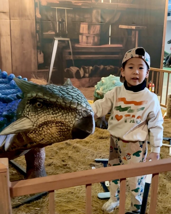 🎈방학승준🦖
아니 너는 공룡 그렇게 좋아한다면서 
왜케 겁쟁이냐^^^^ㅋㅋㅋㅋㅋㅋㅋㅋㅋㅋ
그리고 문제의 아픈 트리케라톱스 사건으로😔
김뜽준 F 이져범 T로 밝혀졌는데.....
🎥마지막 영상 티라노사우르스로 마무리😇
뭐냐이게^^^^^^^^^ㅋㅋㅋㅋㅋㅋㅋㅋㅋ