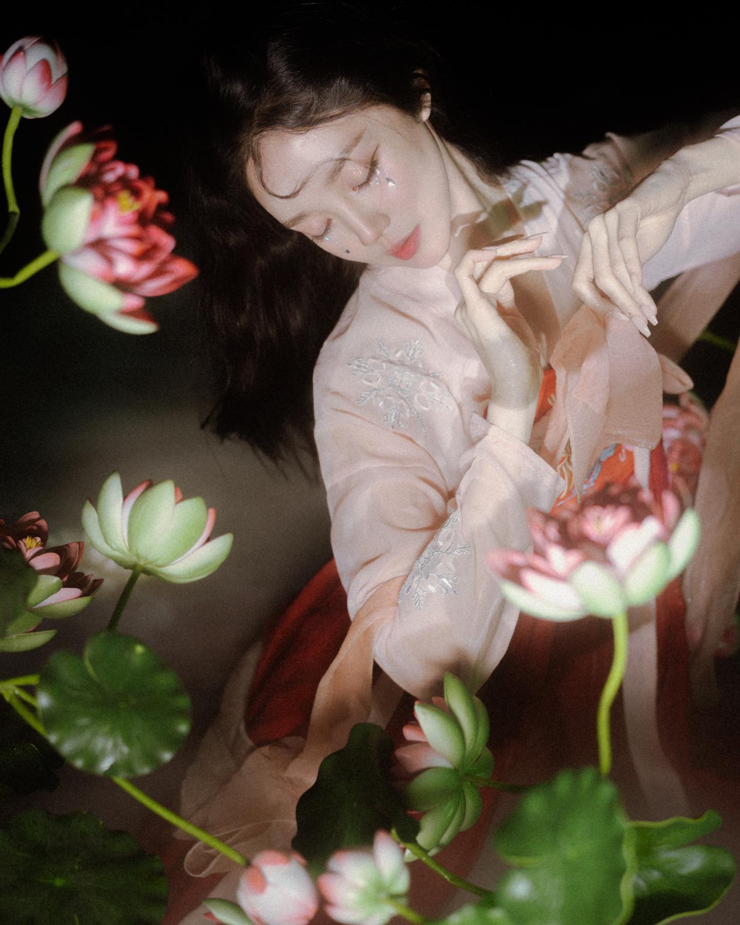 Motifs: Water lily & Hanfu

Photo april__jane 
H&M sonamoooooo 
Dress flamestudio8
Studio flamestudio8 
-
#photography#hanfu#aesthetic#asianaesthetics#studiophotography#수면촬영#스튜디오촬영#일반인모델#editorial#snapphoto