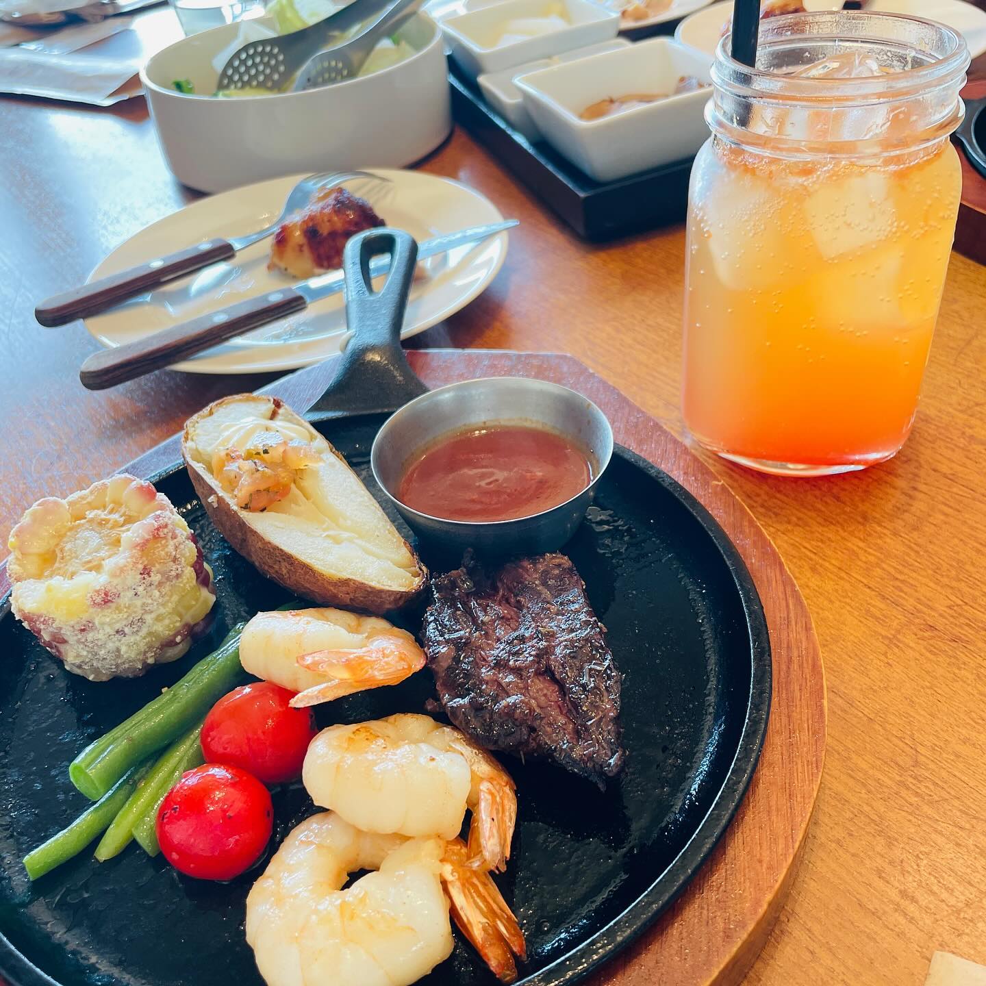 바베큐 코스요리+샐러드바 B코스로 배터지게 먹고온 #대청댐맛집 #더리스 

드라이브로 더 좋고 가족모임 단위 더 좋고 데이트 코스로도 강력 추천 하는 곳!👍🏻👍🏻 예약은 무조건 필수입니다 💁
 경치가 너무 좋아서 분위기 맛집인데 맛도 좋고 A코스는 가성비 훌륭해 많이들 드시더라구요 🌅
 식사하시고 커피한잔 하면서 주변 산책로 돌아보고 대청호도 보고 거위도보고 오리도보고 아주아주 힐링 제대로 할 수 있어요 ! 🌅👏🏻👏🏻👏🏻
아이들 코스요리도 저렴하게 먹을 수 있으니 아이들 데리고 가기도 손색없지요! #아기의자있음
  실패없는 가족모임 데이트코스 추천이에요❤️
주차는 주변 갓길에도 충분합니당 ! 더리스 이용시 옆 르카페 10프로 할인🥰이래여

#대전맛집 #대전대청댐맛집 #대청호 #드라이브코스 #대전드라이브코스 #대전데이트코스 #대전근교 #대전근교산책 #대전바베큐맛집 #더리스 #더리스테라베오 #대전레스토랑 #맛스타그램 #아이랑갈식당